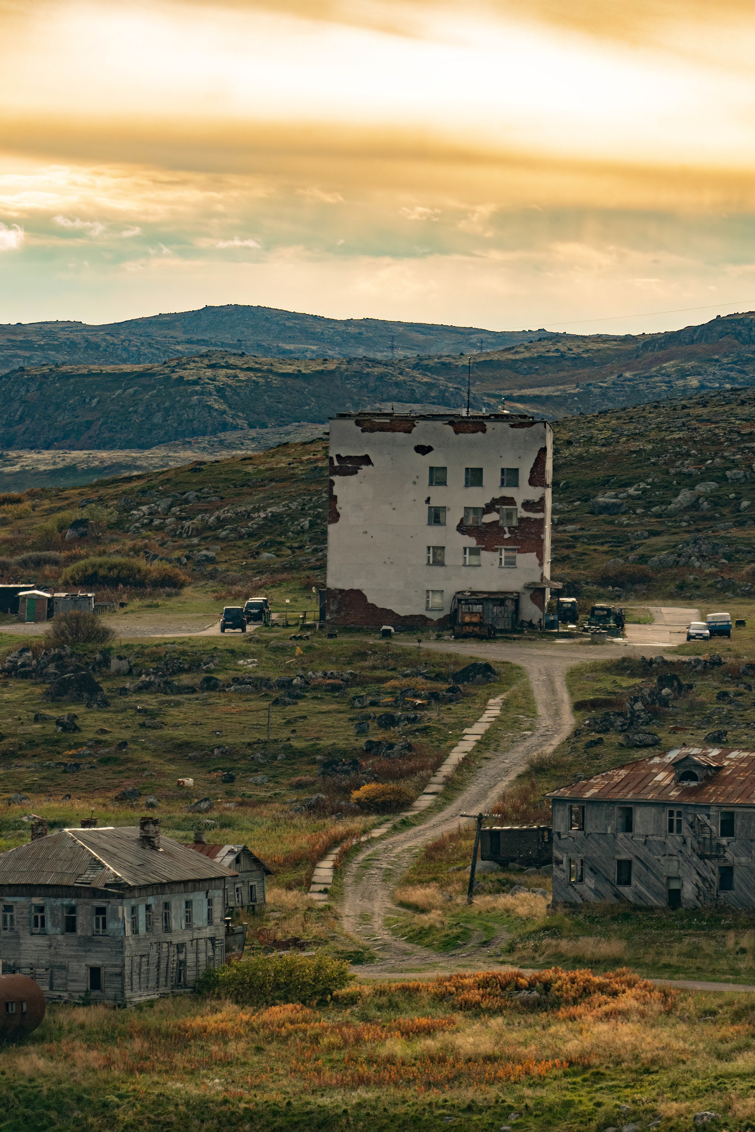 Поселок Дальние Зеленцы, Барнецево море, заброшенные дома