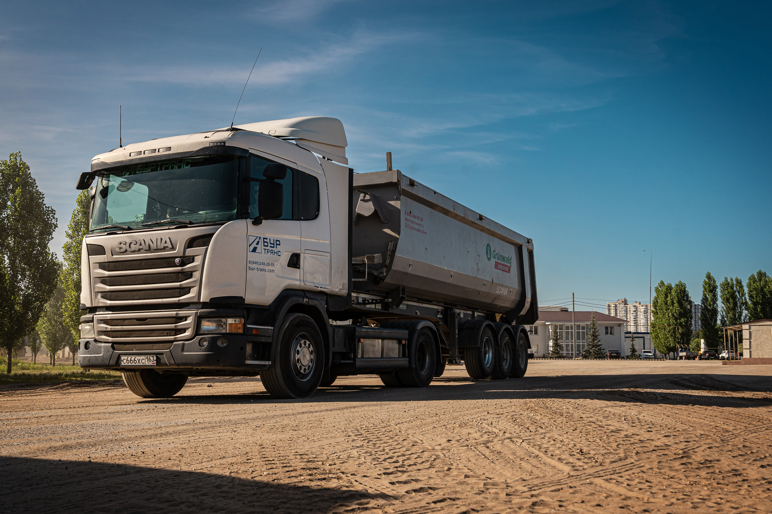 Тягач Volvo с прицепом для доставки больших объемов щебня