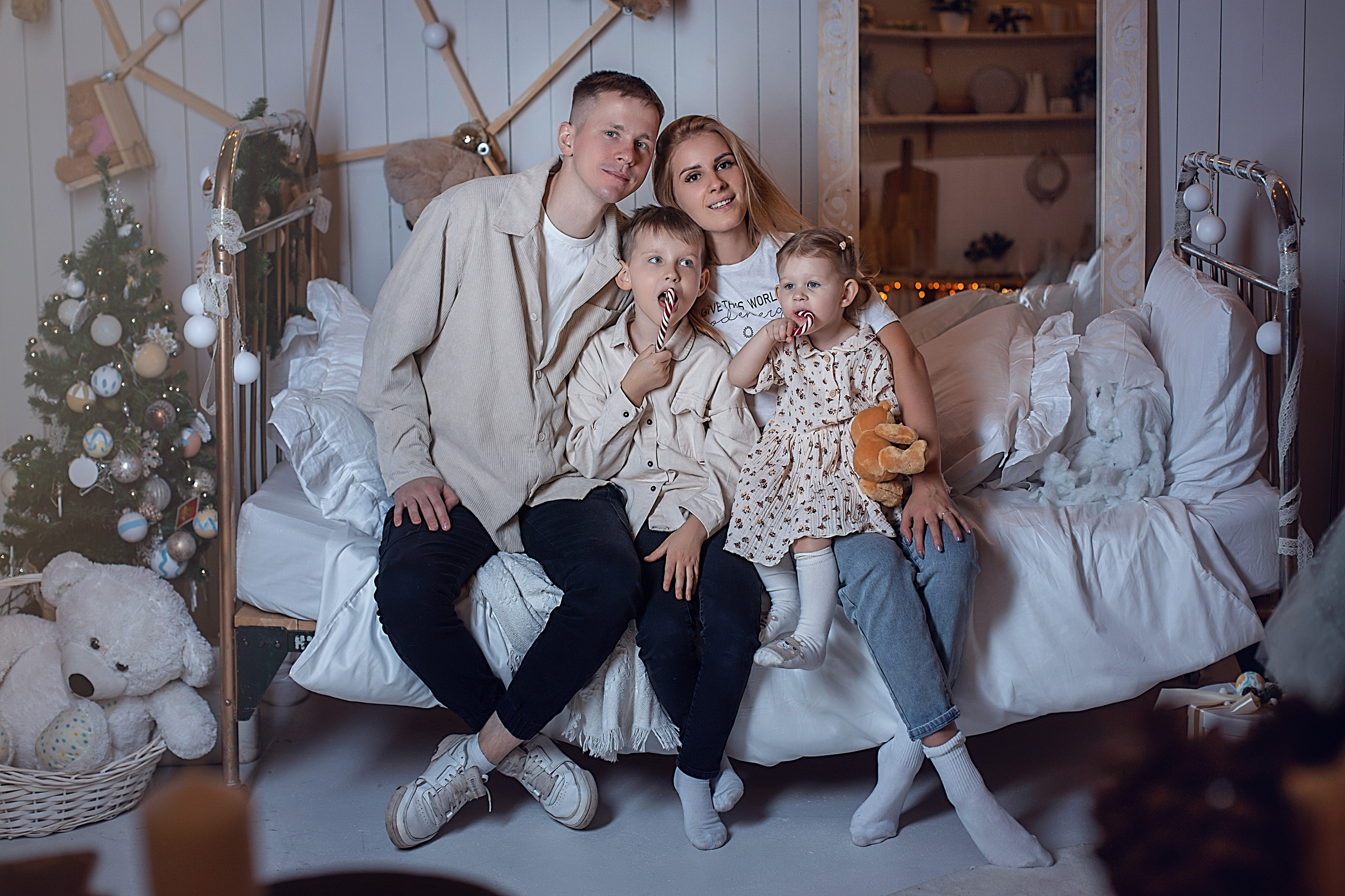 Новогодняя_Евгений и Юлия с детьми. Семейный фотограф в Санкт-Петербурге