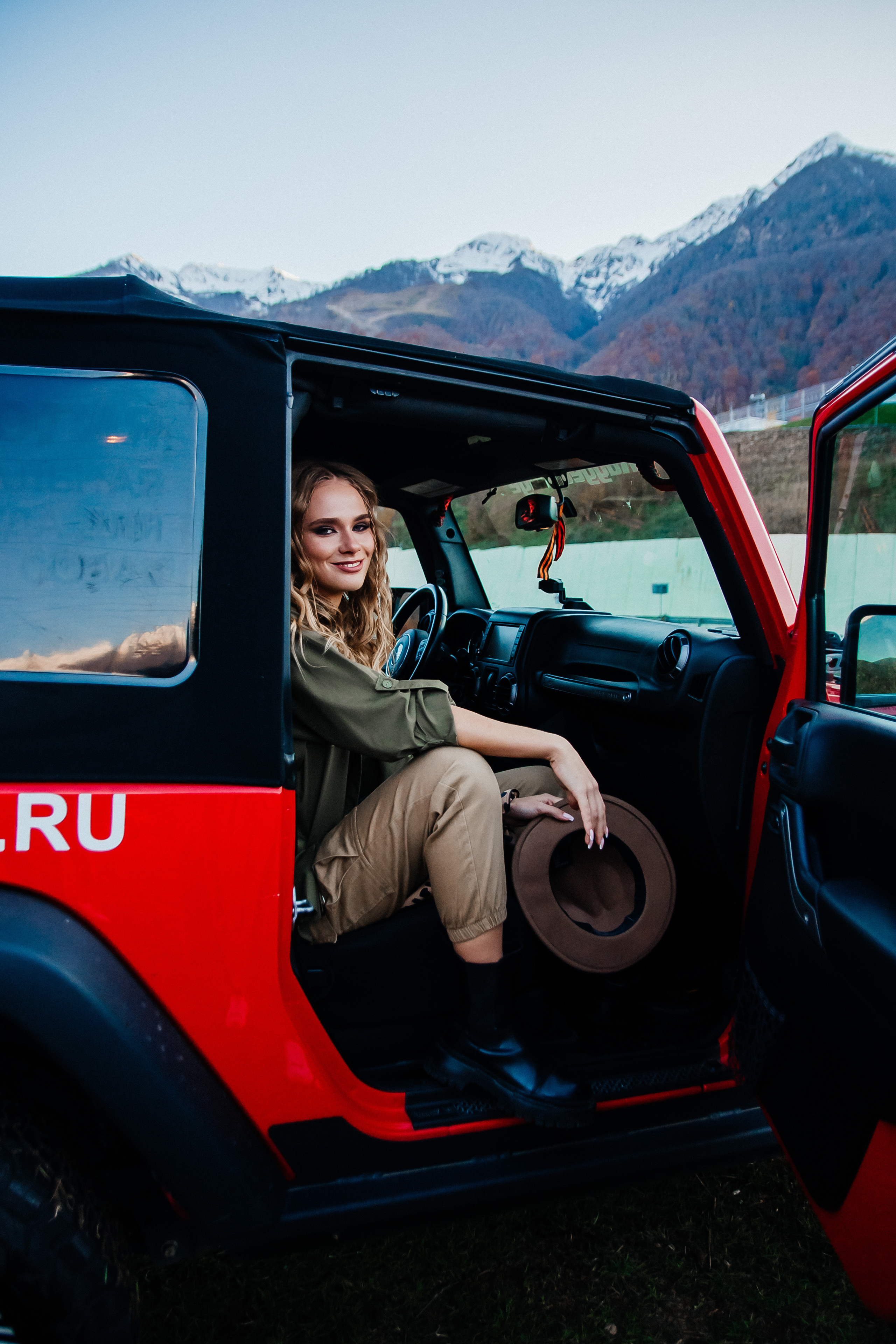 Фотосессия Сафари на джипе в горах Роза Хутор. Love story Ярослав и Екатерина