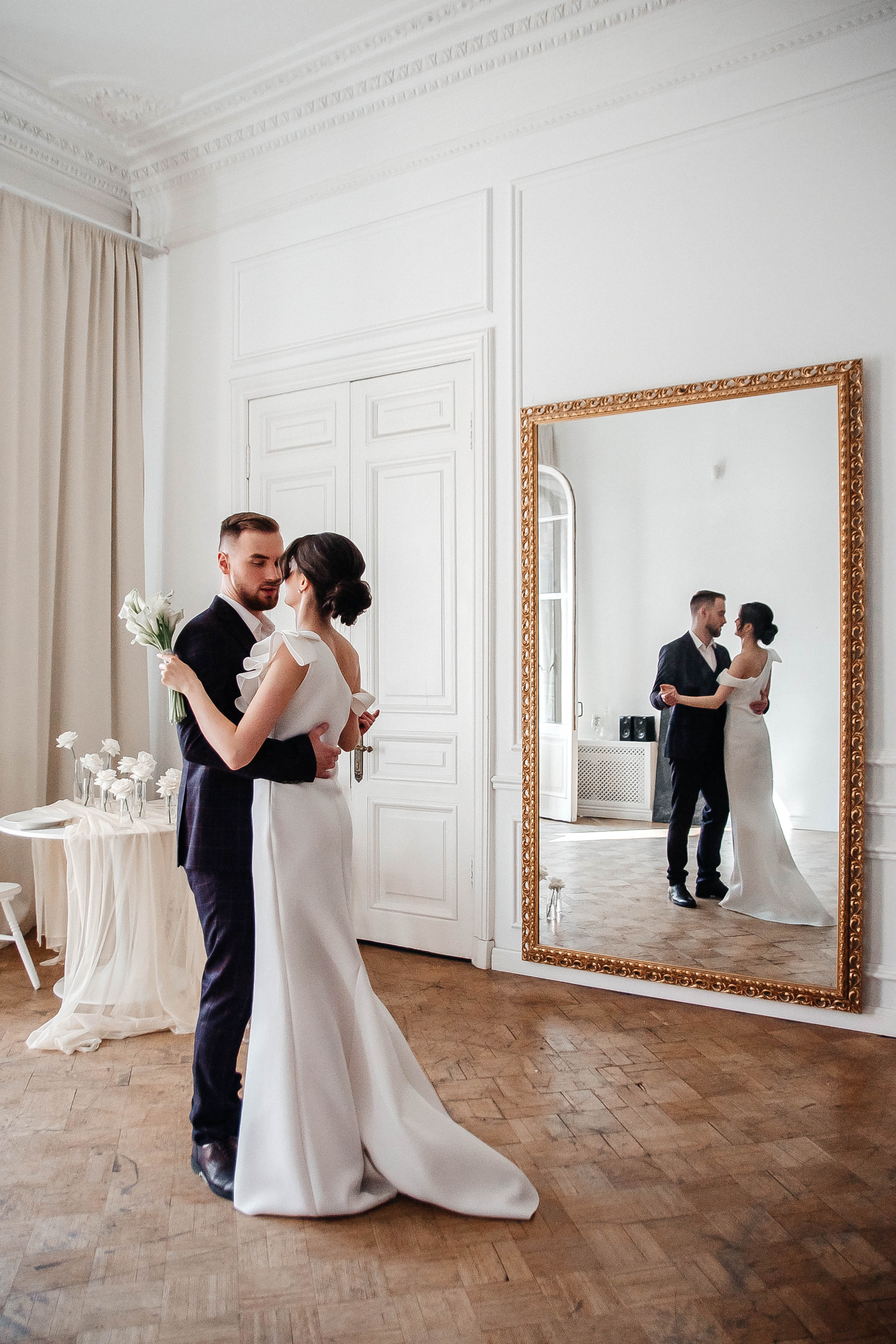 танец молодожёнов в фотостудии