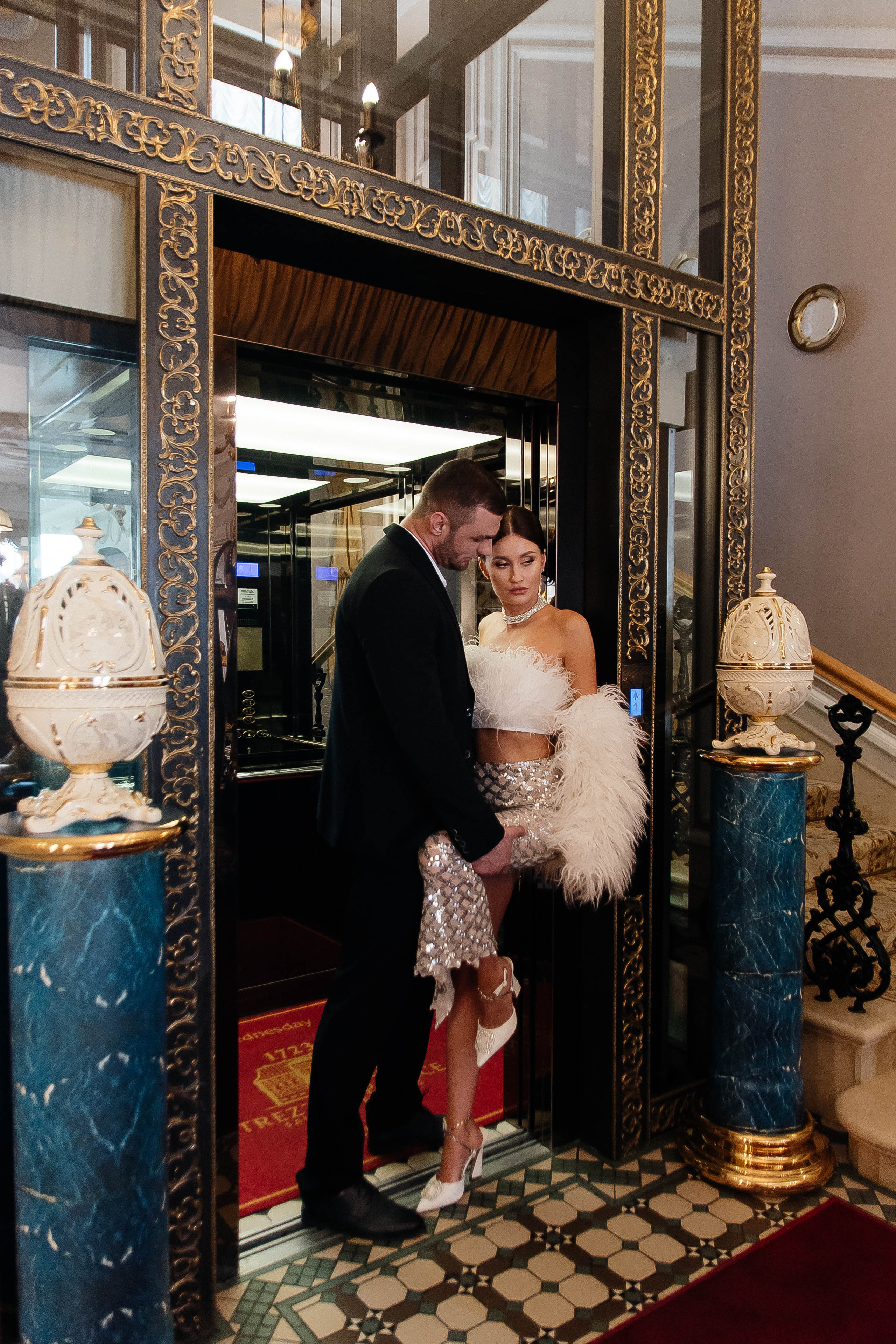 свадебная фотография у лифта