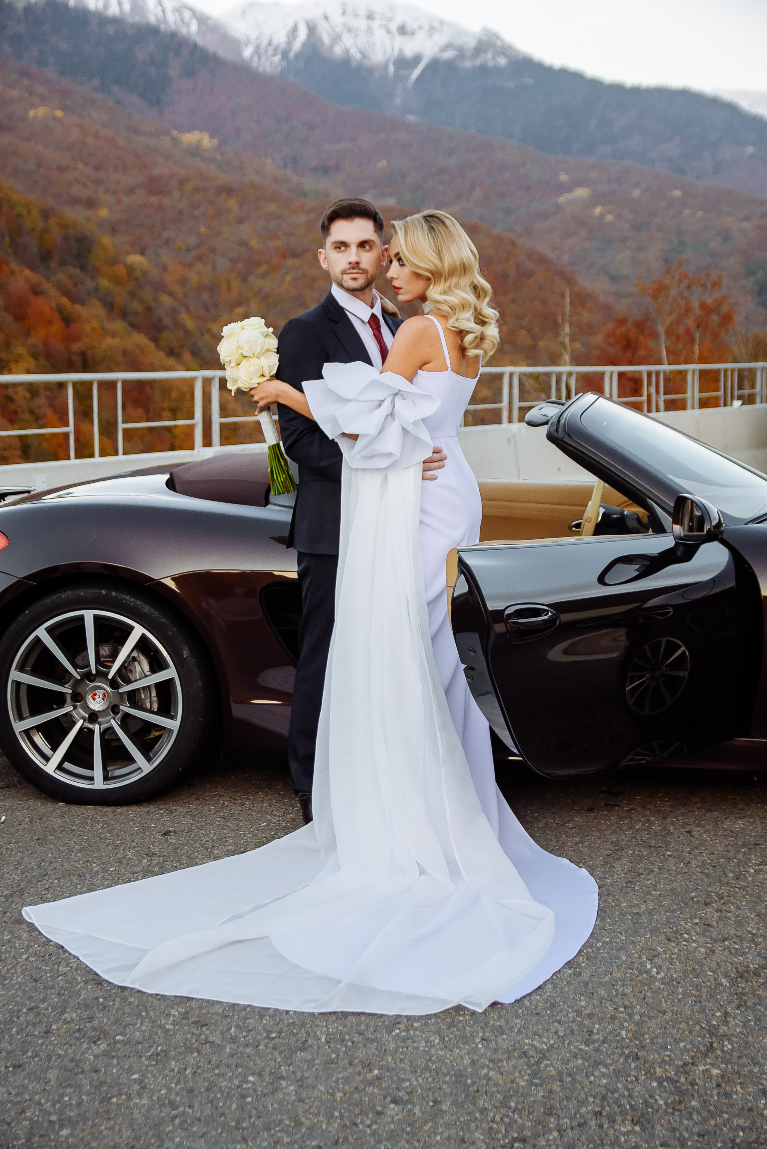 фотография мужа и жены с кабриолетом