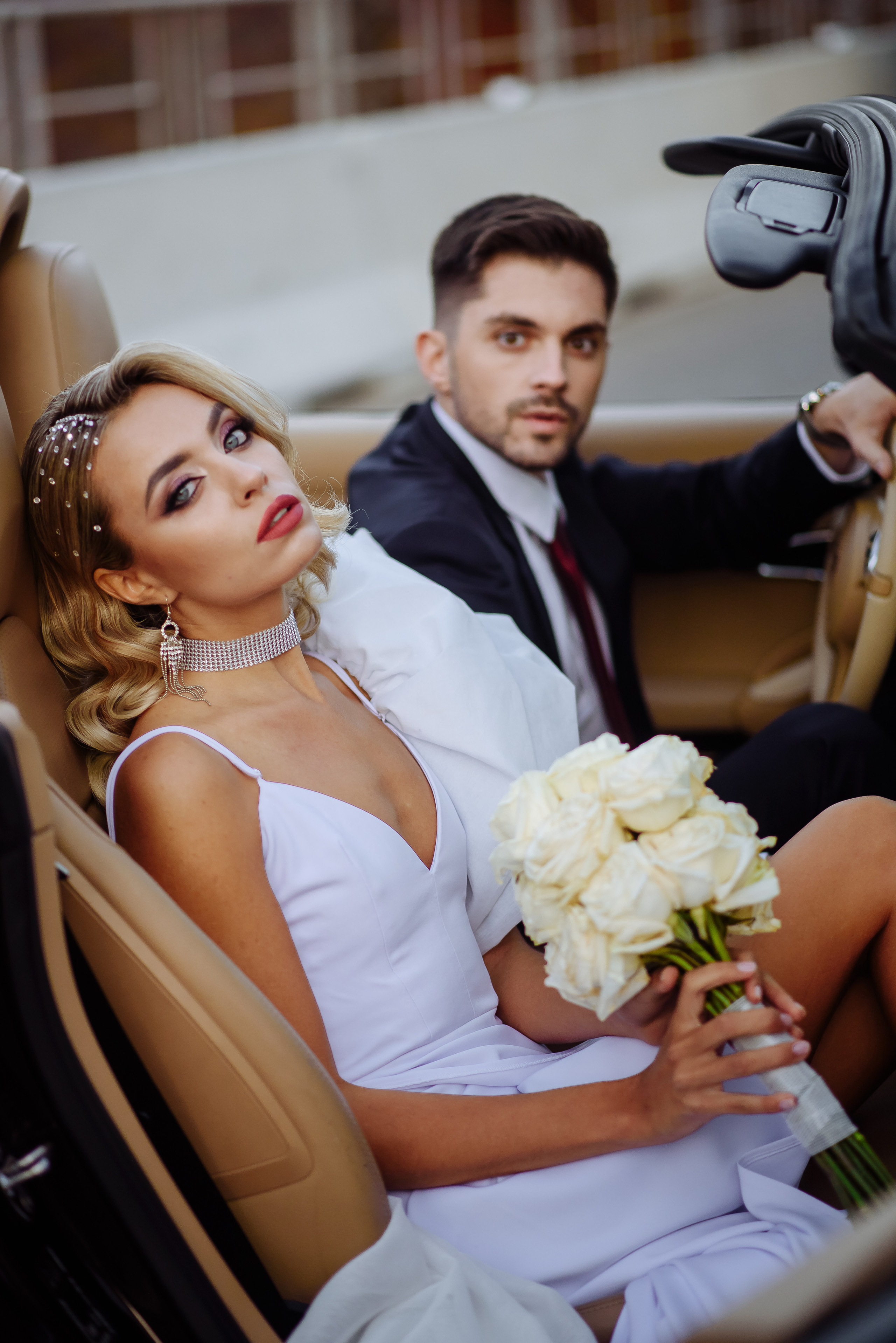 муж и жена прогулка в кабриолете