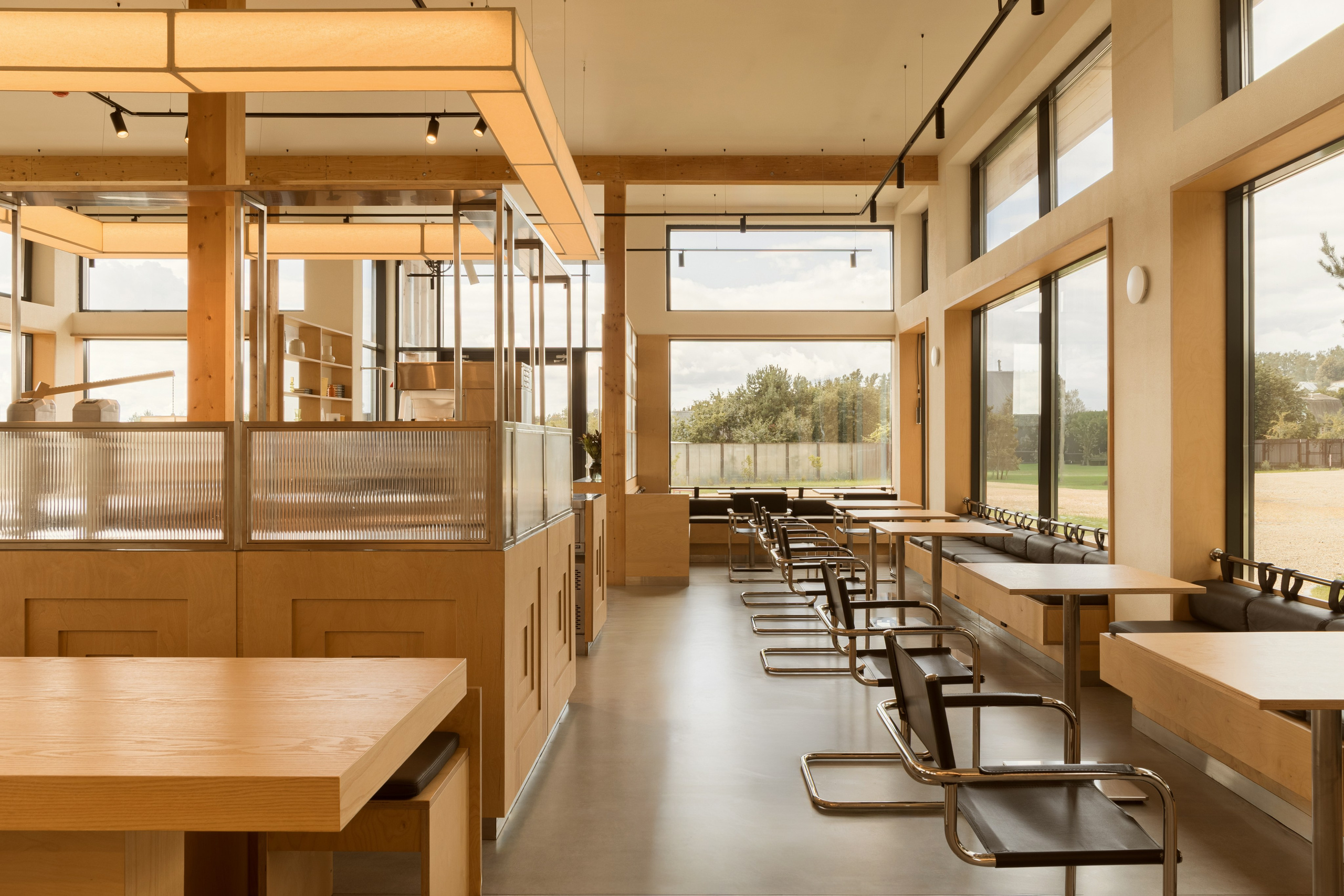 Модернистское кафе-пиццерия на природе: проект FruitDesign с акцентом на созерцание. Интерьерный фотограф в Нижнем Новгороде и Москве Владимир Гудков