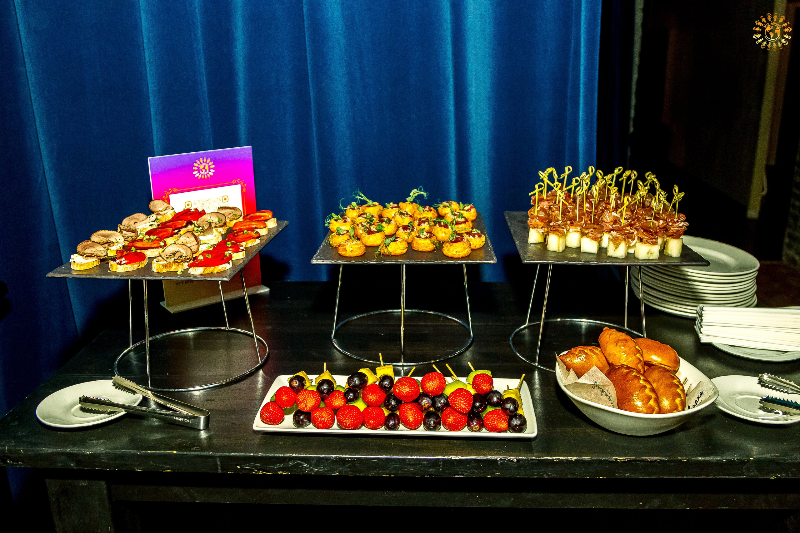 Выпускной 2023 (11-е классы) клуб «Джаггер», Москва. Репортажная съемка в Москве и области. Анималистика