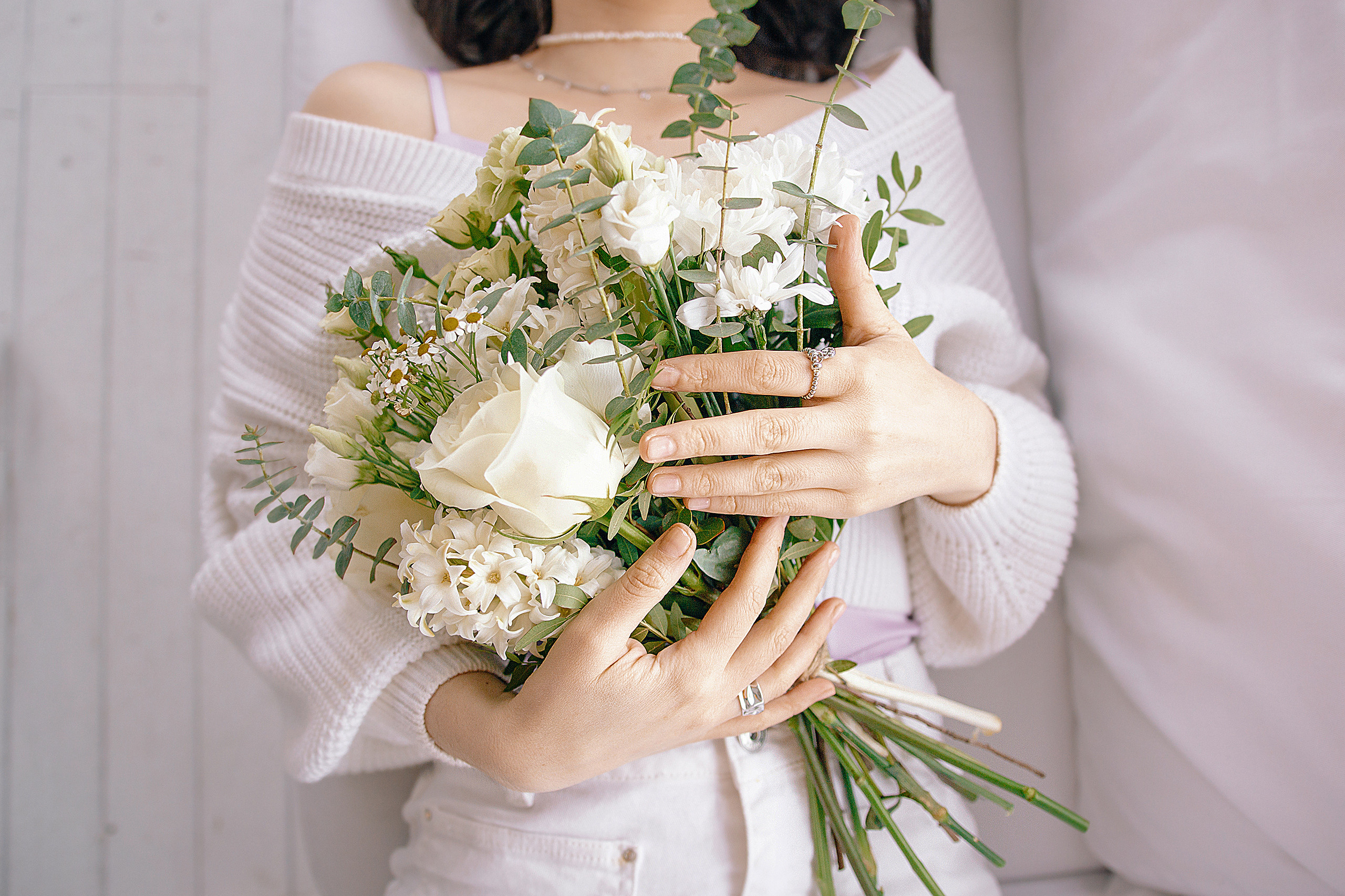 Фотосессия девушка с цветами в студии. Портретный фотограф в Москве Ольга Акушко