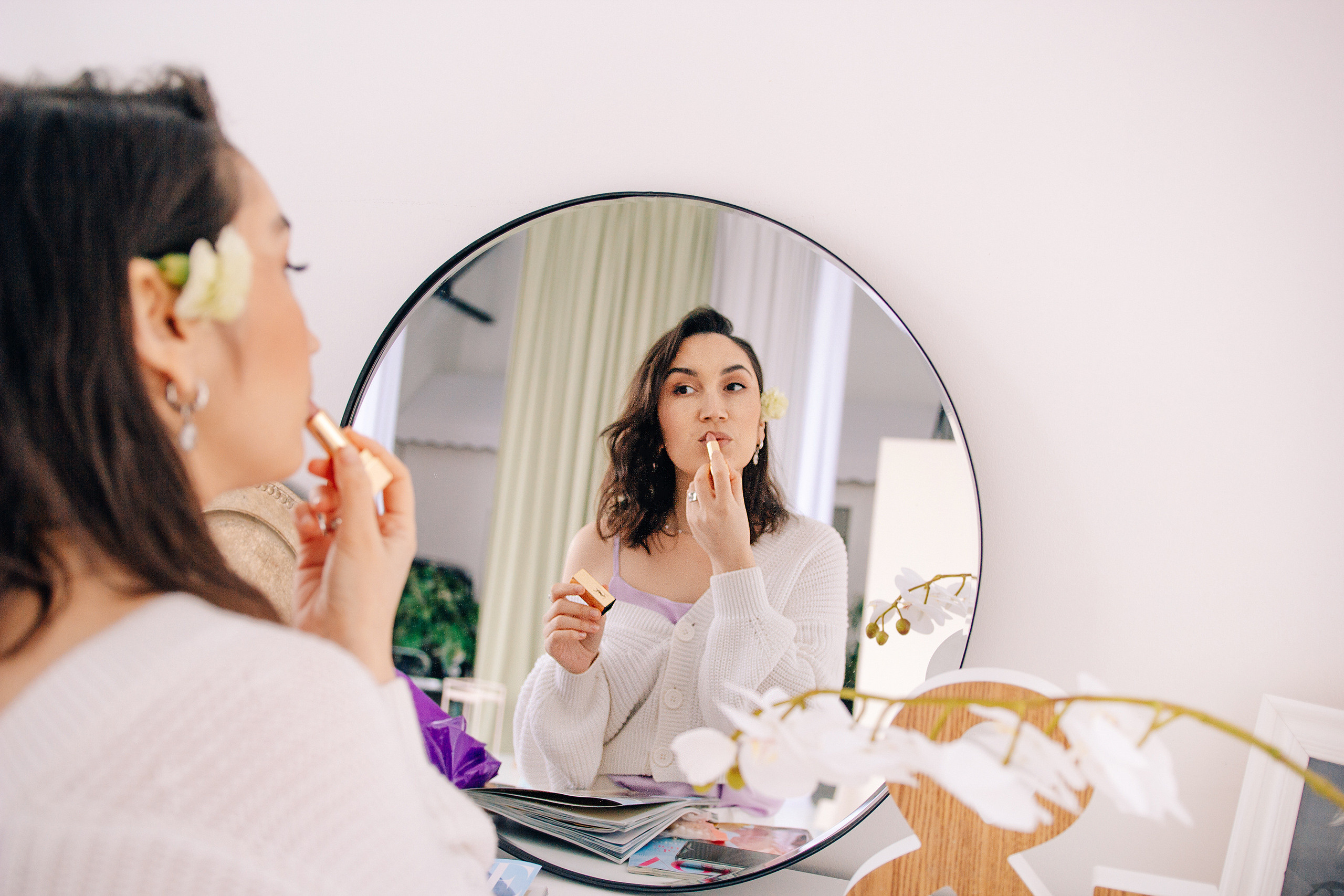 Фотосессия девушка с цветами в студии. Портретный фотограф в Москве Ольга Акушко