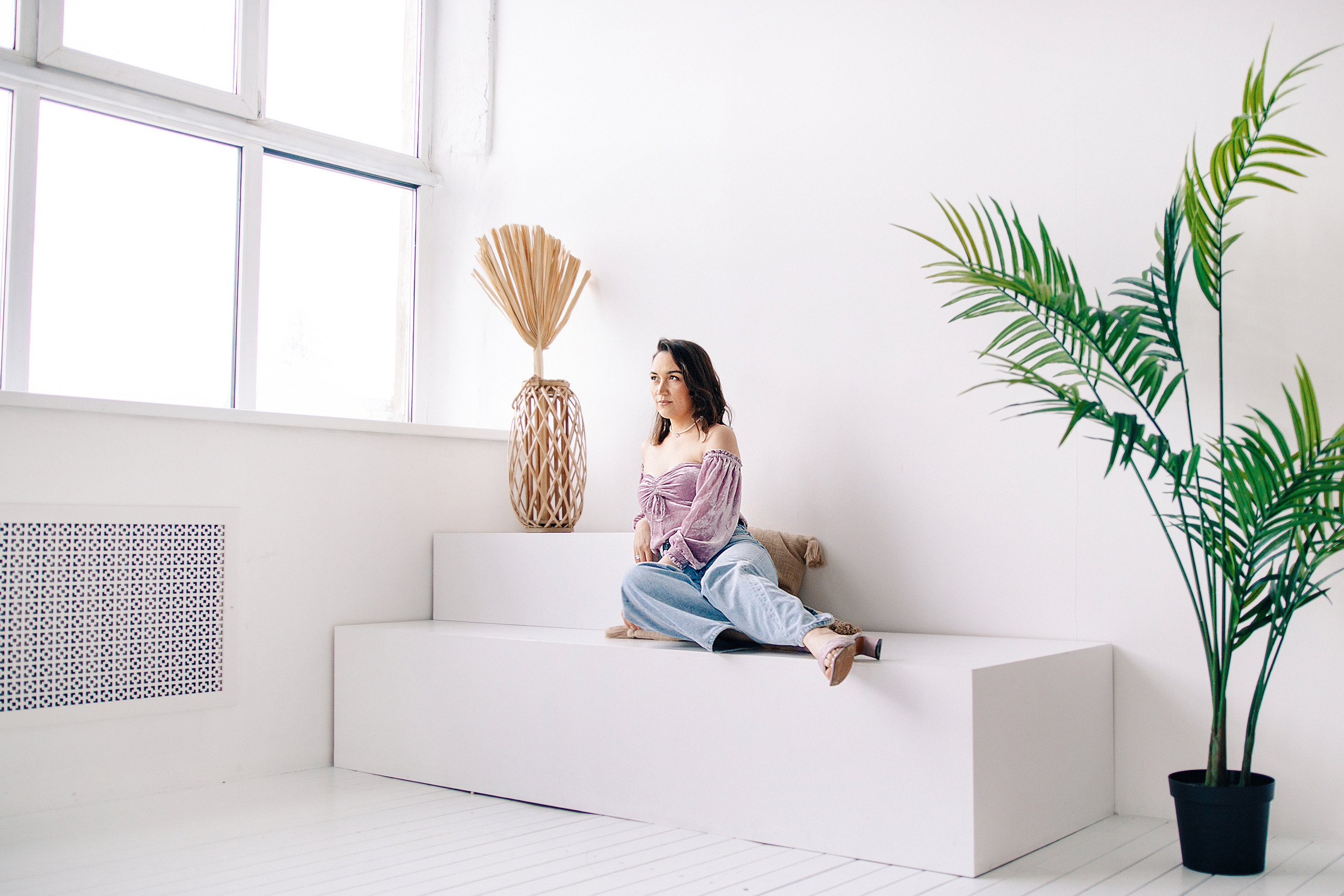 Фотосессия девушка с цветами в студии. Портретный фотограф в Москве Ольга Акушко