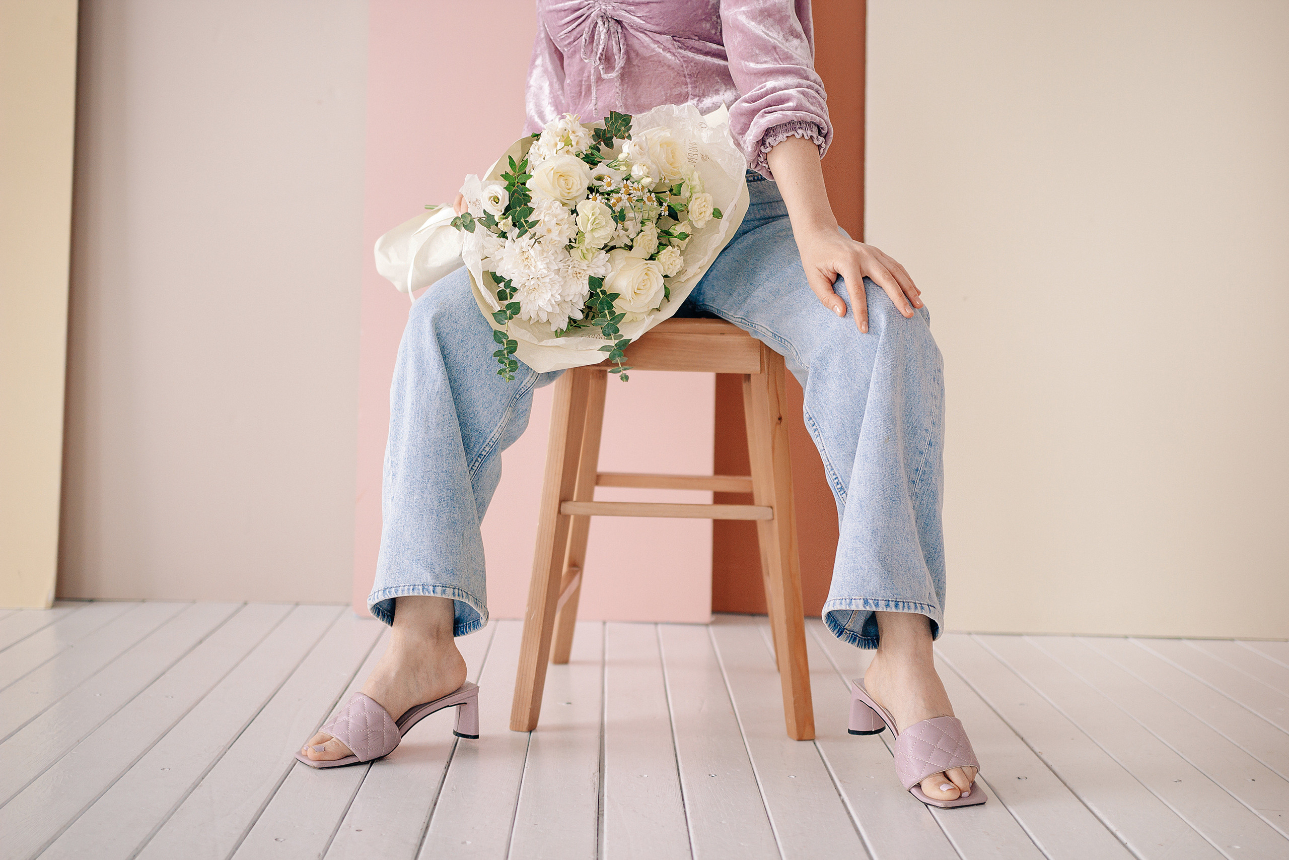 Фотосессия девушка с цветами в студии. Портретный фотограф в Москве Ольга Акушко