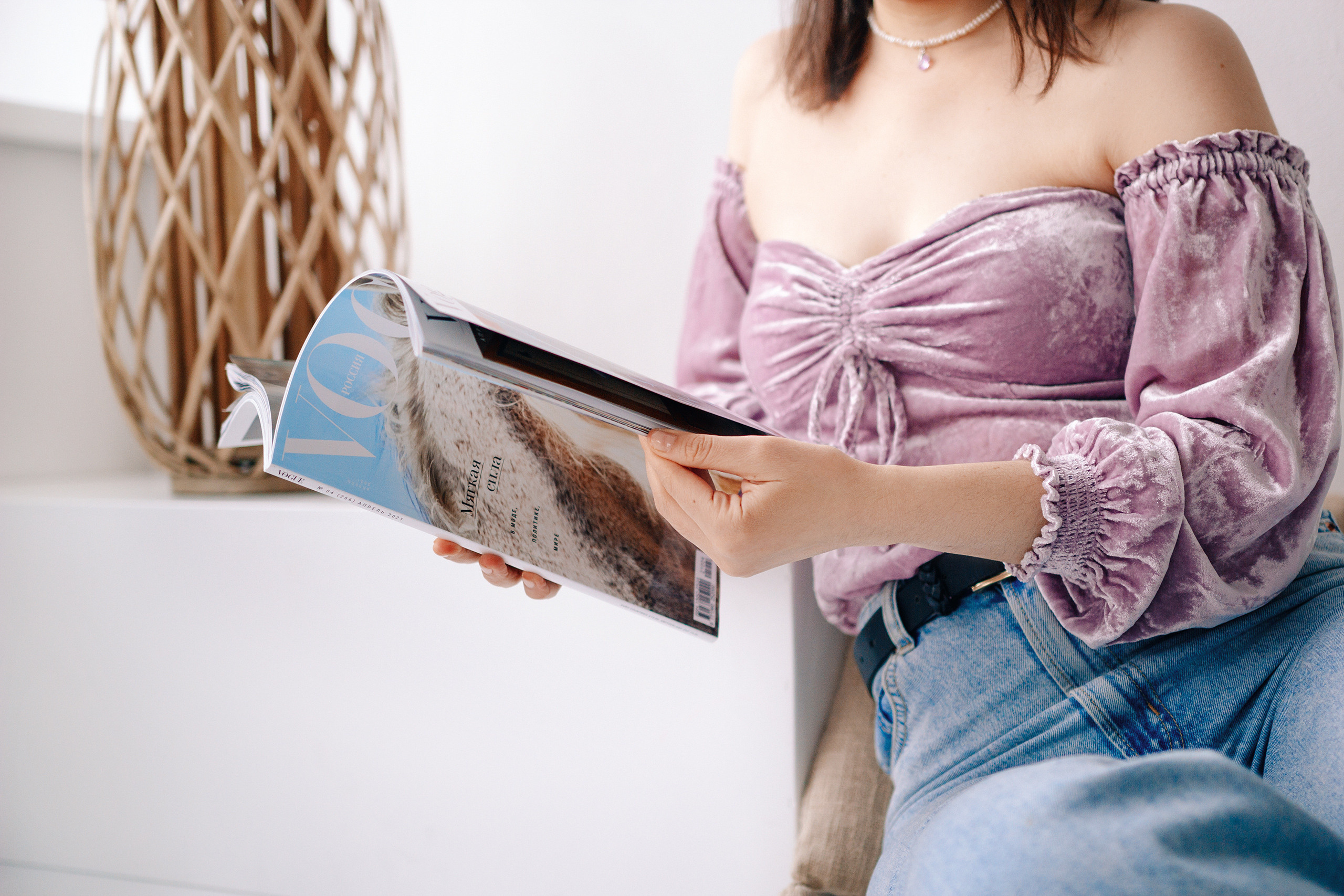 Фотосессия девушка с цветами в студии. Портретный фотограф в Москве Ольга Акушко