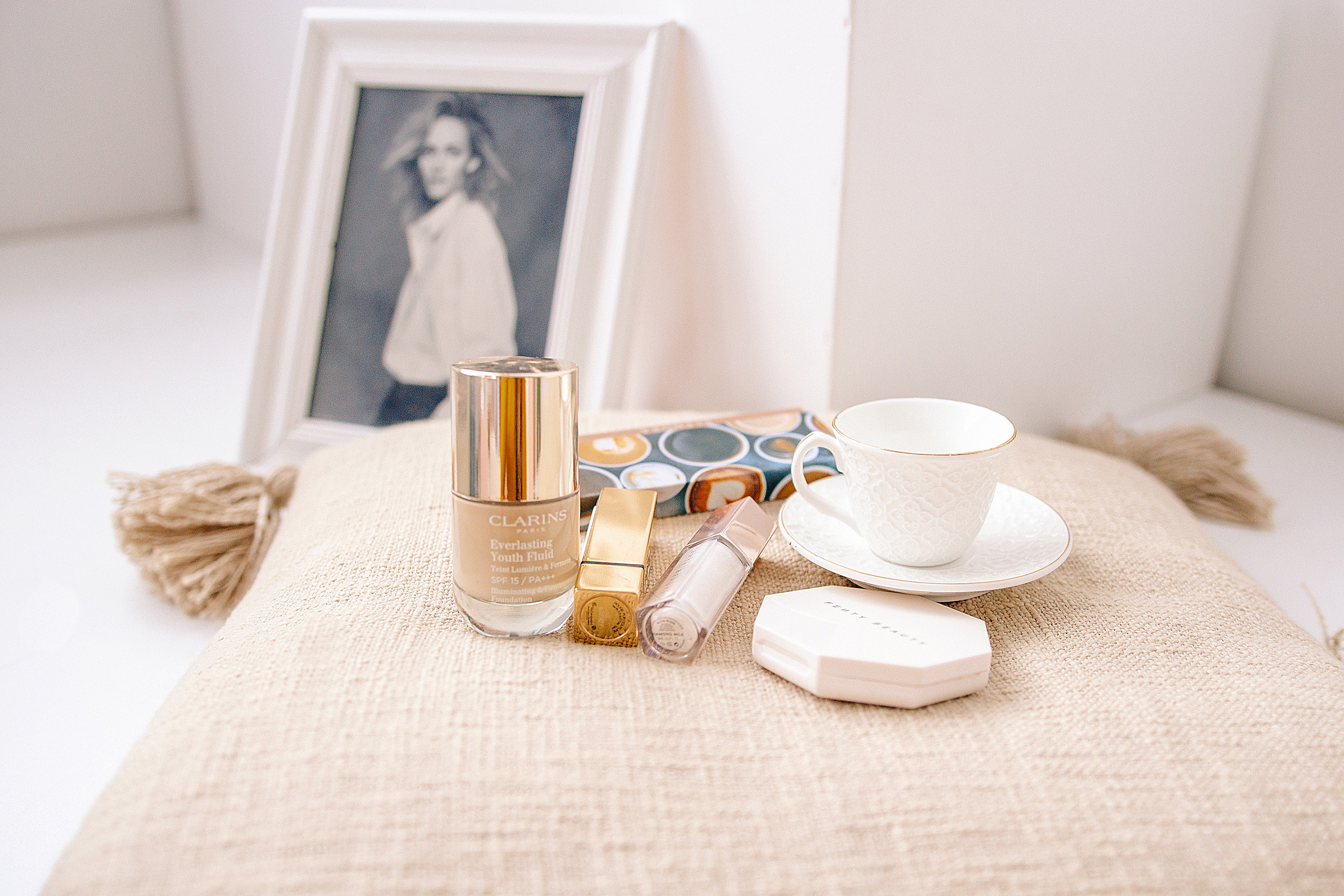 Фотосессия девушка с цветами в студии. Портретный фотограф в Москве Ольга Акушко