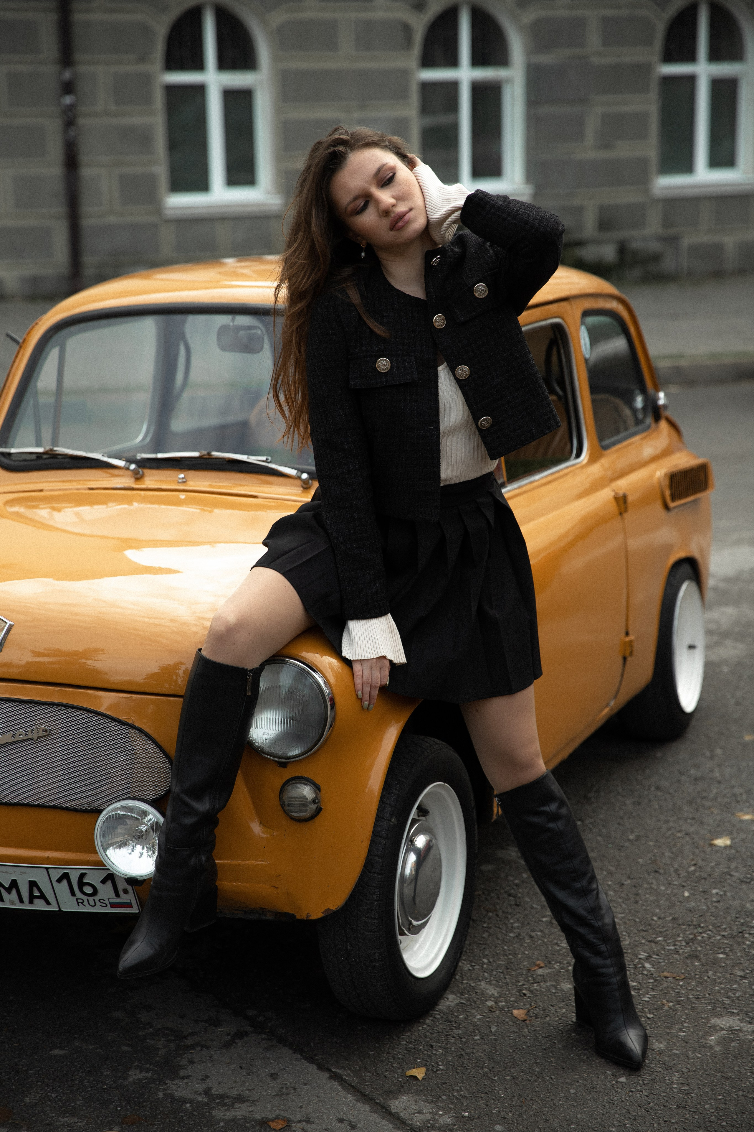 Женская фотосессия с ретро авто. Свадебный фотограф Бакрымова Валентина