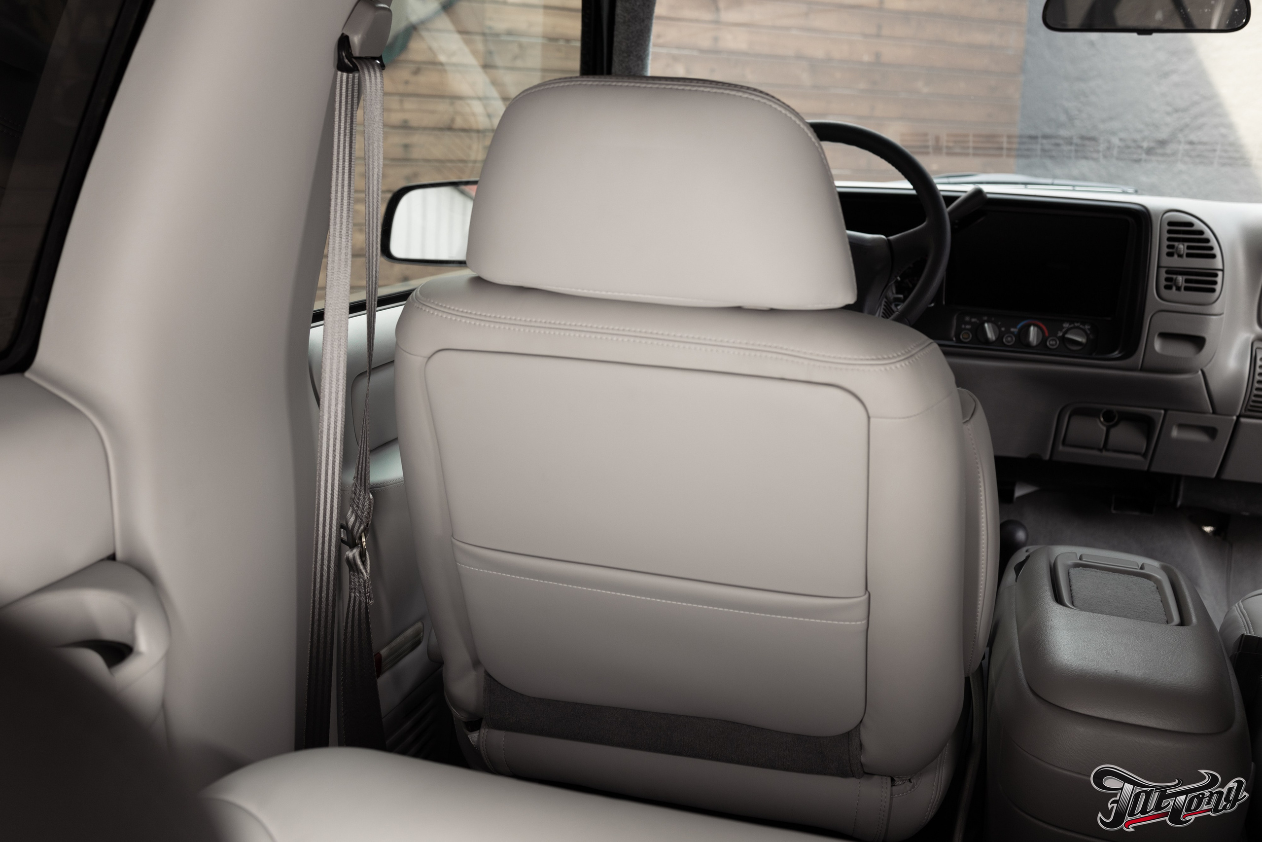 Chevrolet Tahoe I ремонт по кузову и окрас, пошив салона. DeLorein