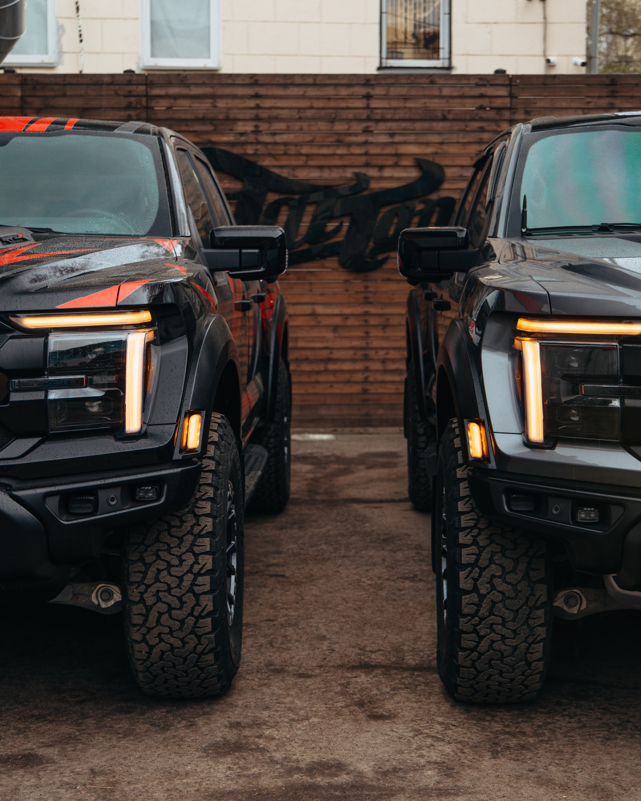 2x Ford Raptor R. DeLorein