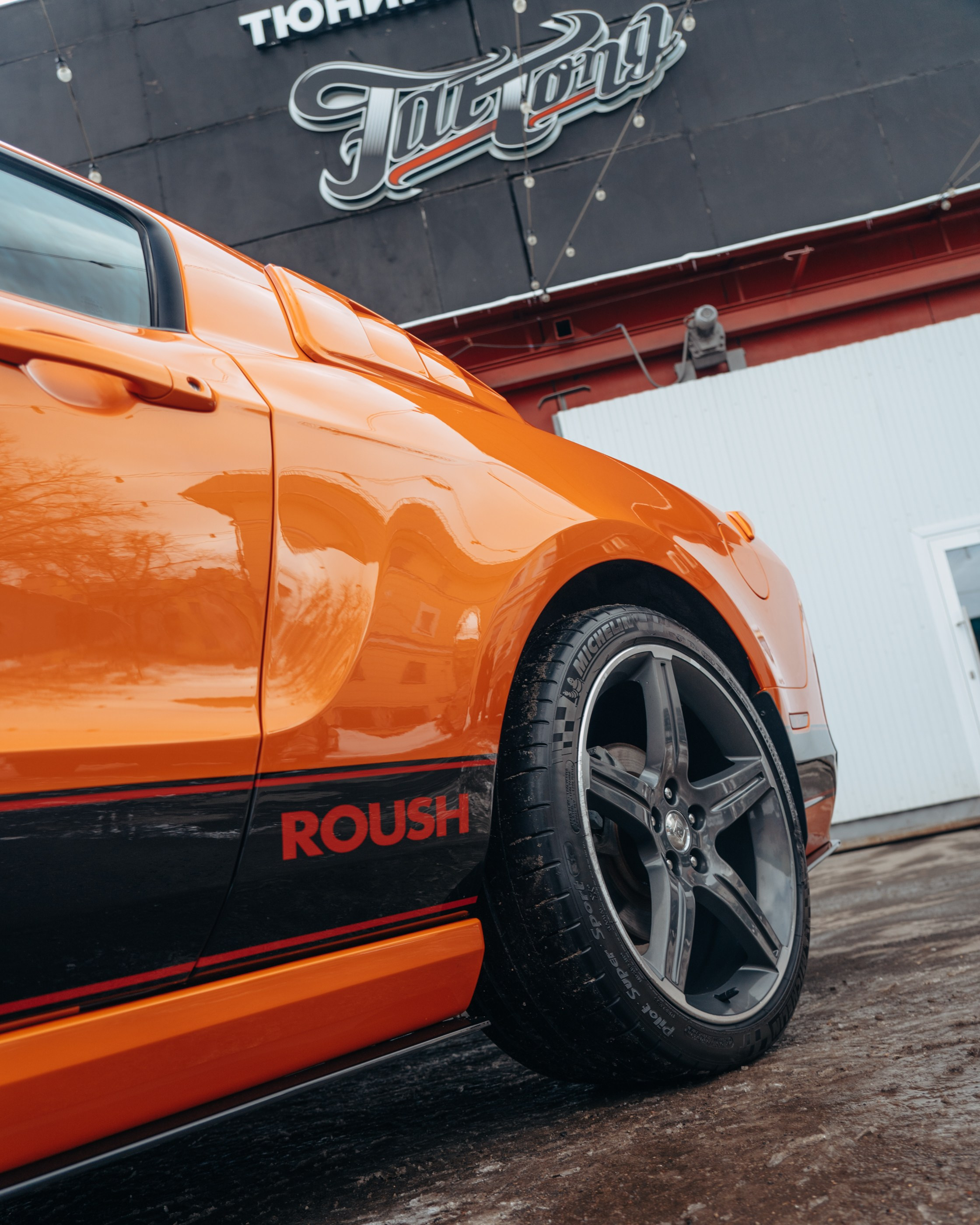 Ford Mustang Roush оранжевый окрас кузова и выкрас полос. DeLorein