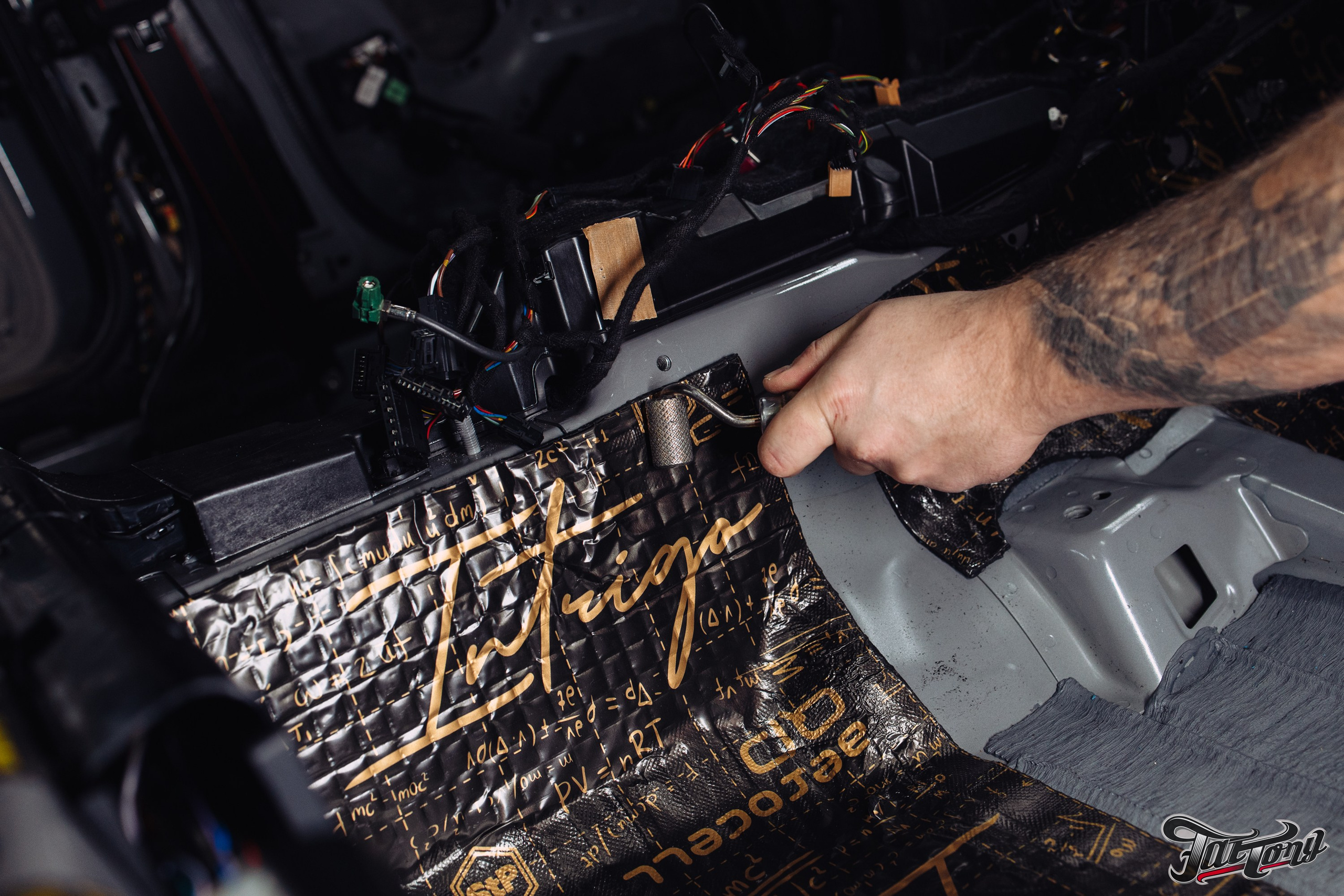 Audi RS6 снятие старой шумоизоляции и нанесение новой. DeLorein