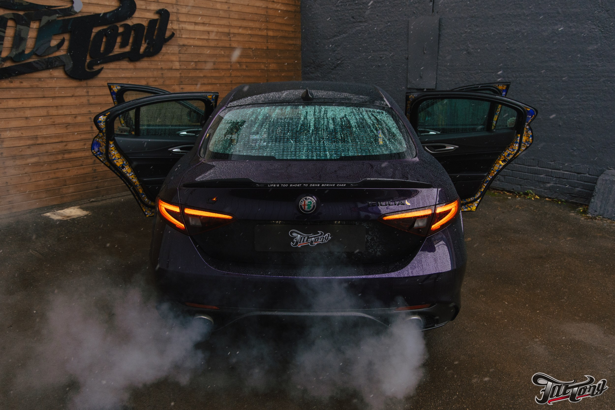 Alfa Romeo Giulia ремни безопасности с принтом и оклейка проемов. DeLorein