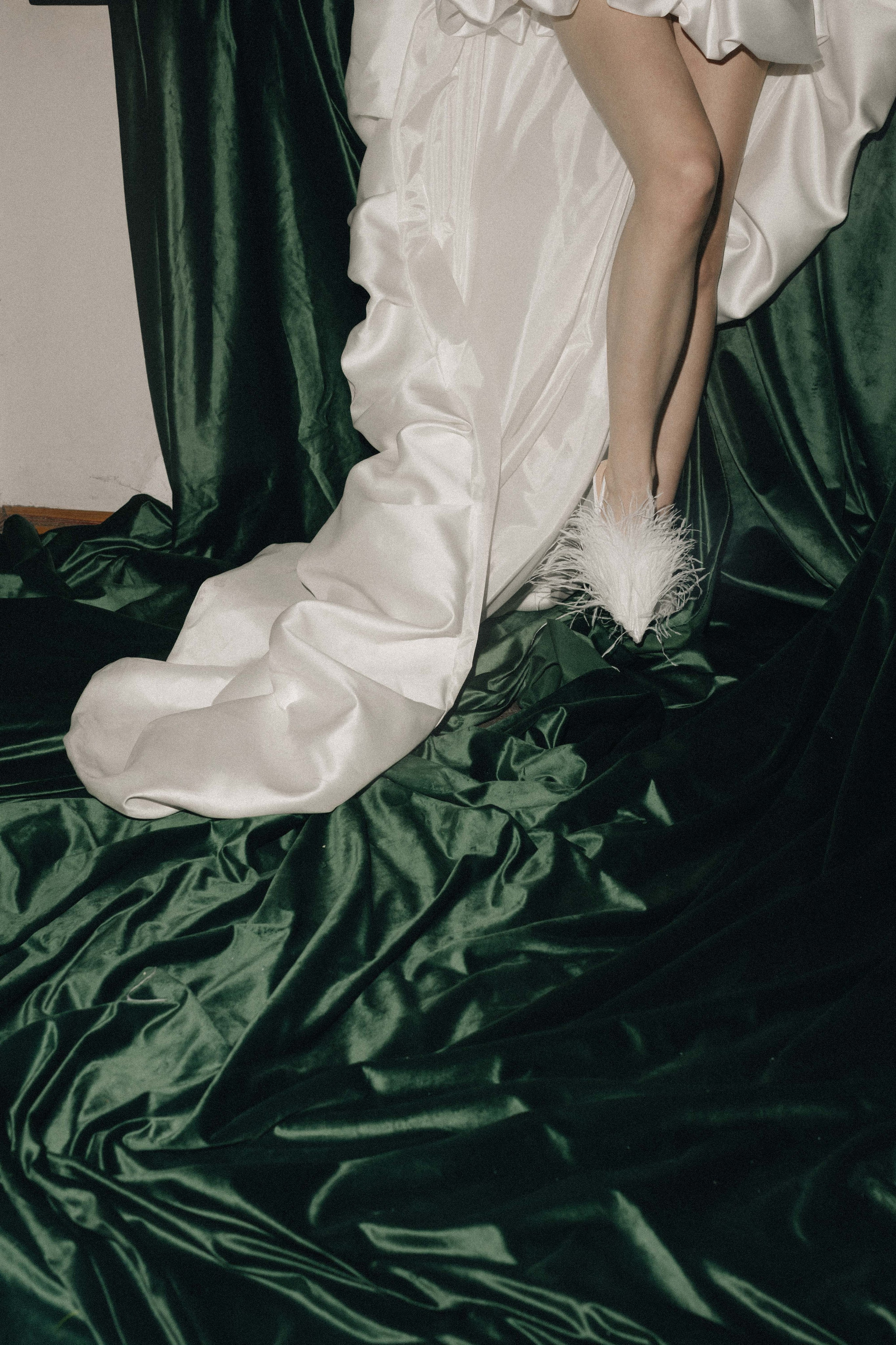 Счастливая пара позирует на свадебной фотосессии на фоне зеленой ткани в театре ,фэшн съемка ,топ 100 — свадебный фотограф Алена Межевова