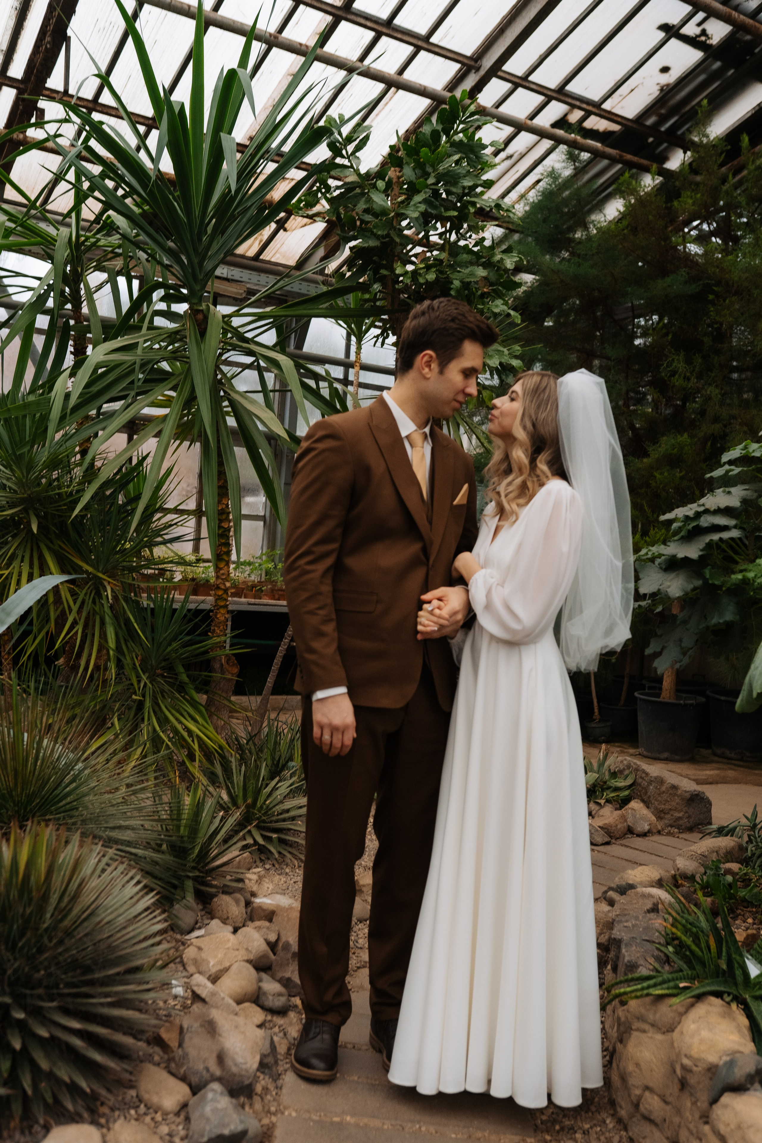 Свадебная фотосессия в оранжерее, Москва. Свадебный фотограф в Москве Анна Полушина