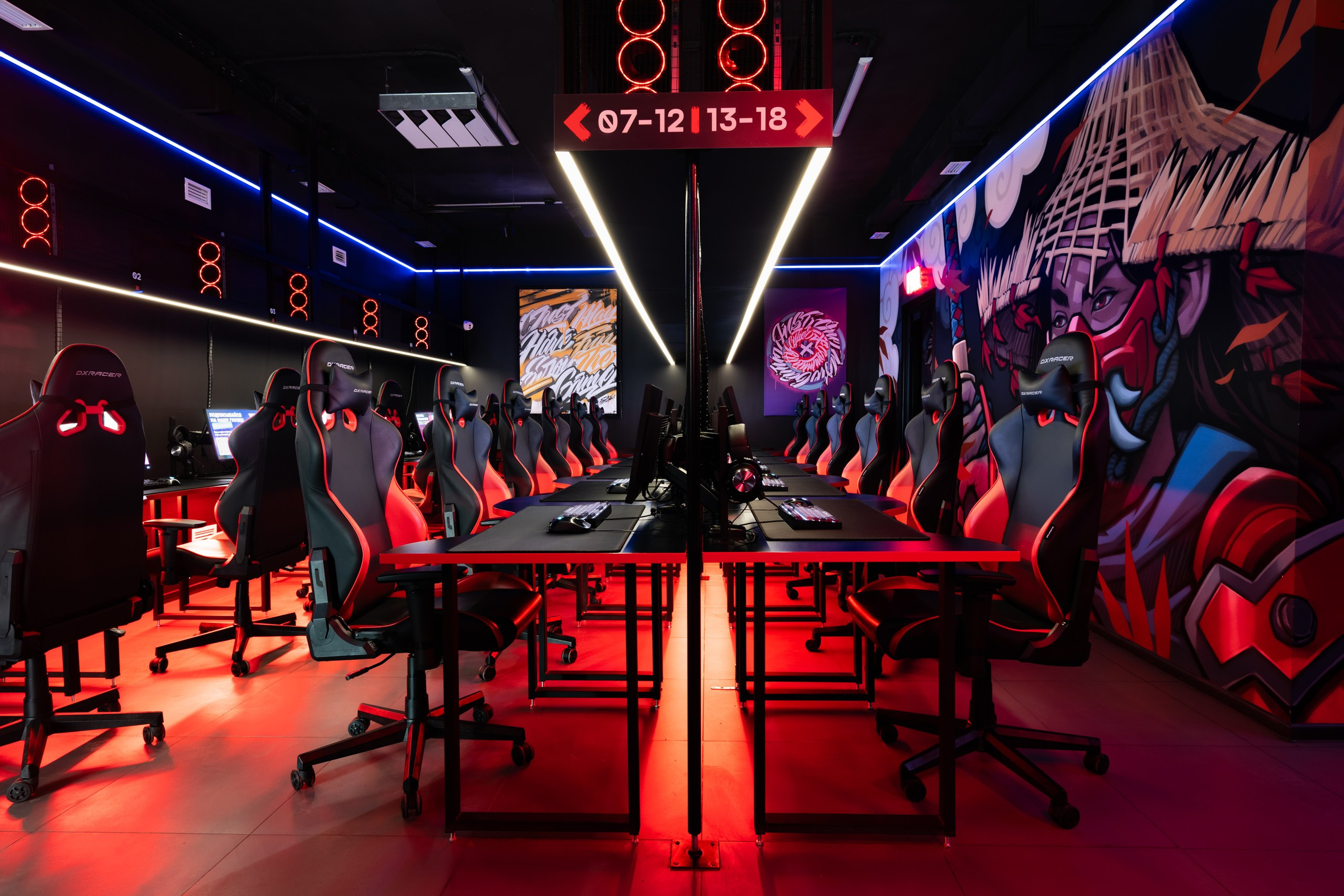 Основной зал в компьютерном клубе