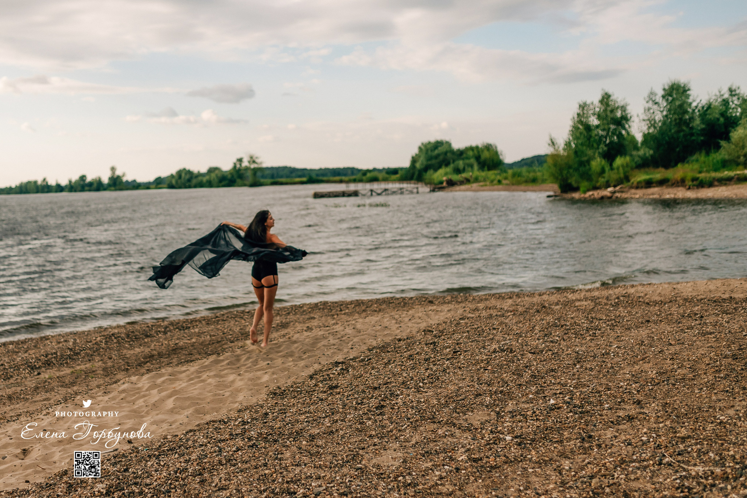Черная серия с тканью. Набережная. Александра и Таисия. Июль 2025 г. Фотограф Пермь. Свадьбы. Семья и дети, школа, д. сад. Фотокниги