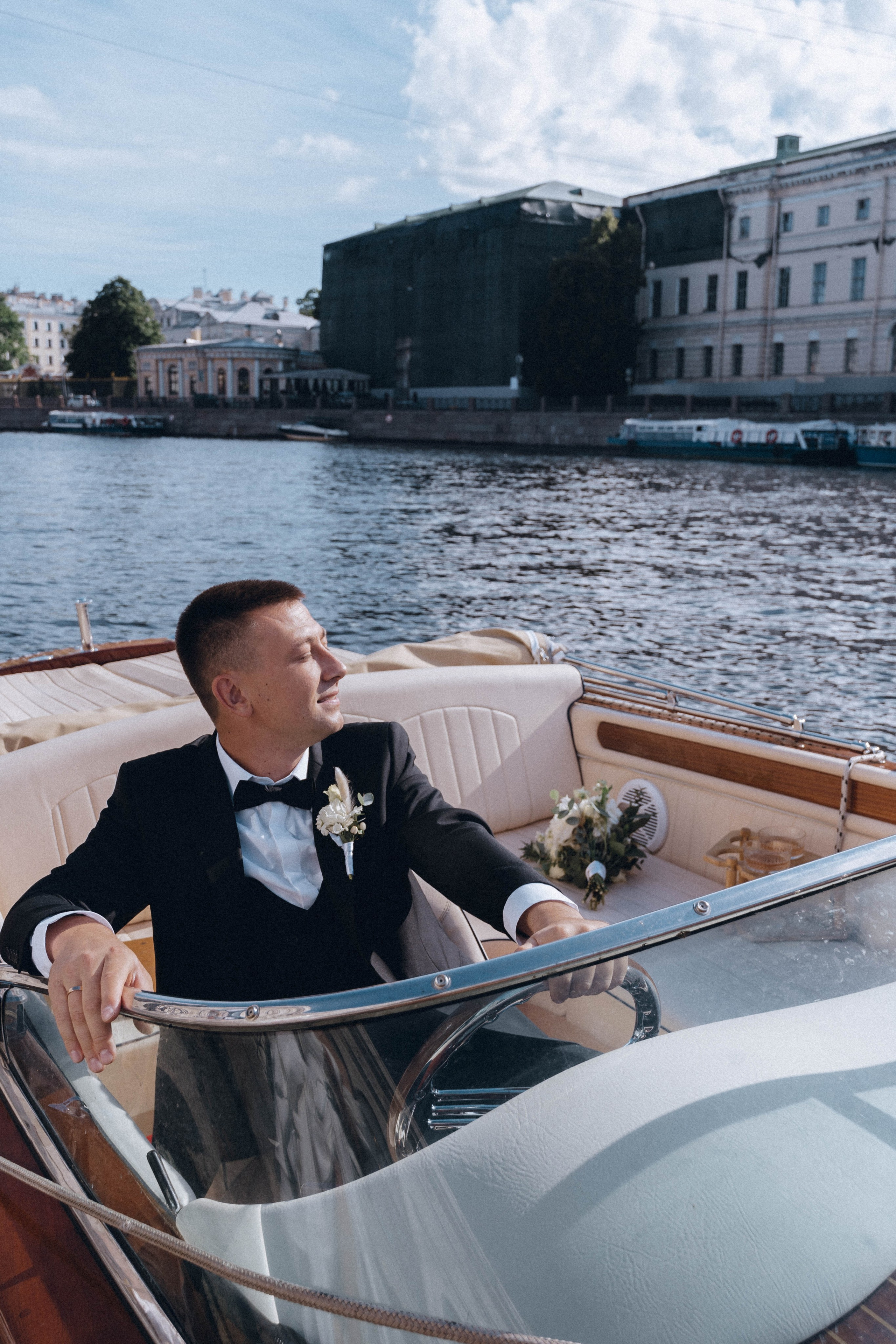 СВАДЕНБНАЯ СЬЕМКА НА КАТЕРЕ ПО КАНАЛАМ САНКТ-ПЕТЕРБУРГА И В АКВАТОРИИ НЕВЫ. Профессиональный фотограф, Санкт-Петербург — Виктория Богомолова