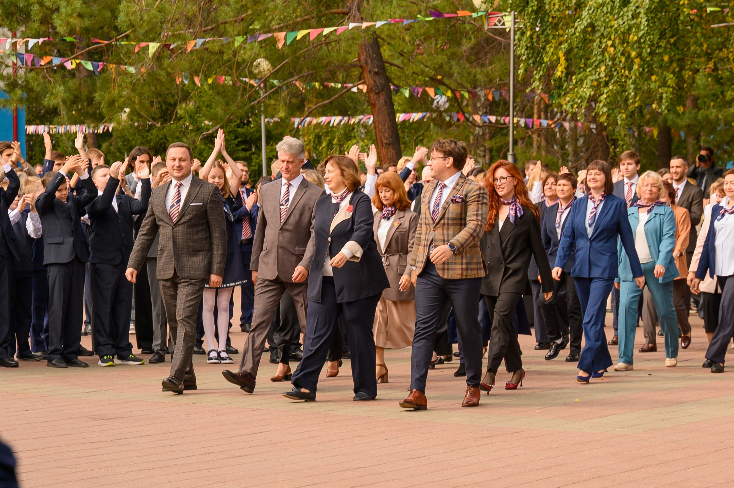 1 сентября линейка ФМШ. Фотограф новорожденных, семейный детский в Тюмени Татьяна Морозова