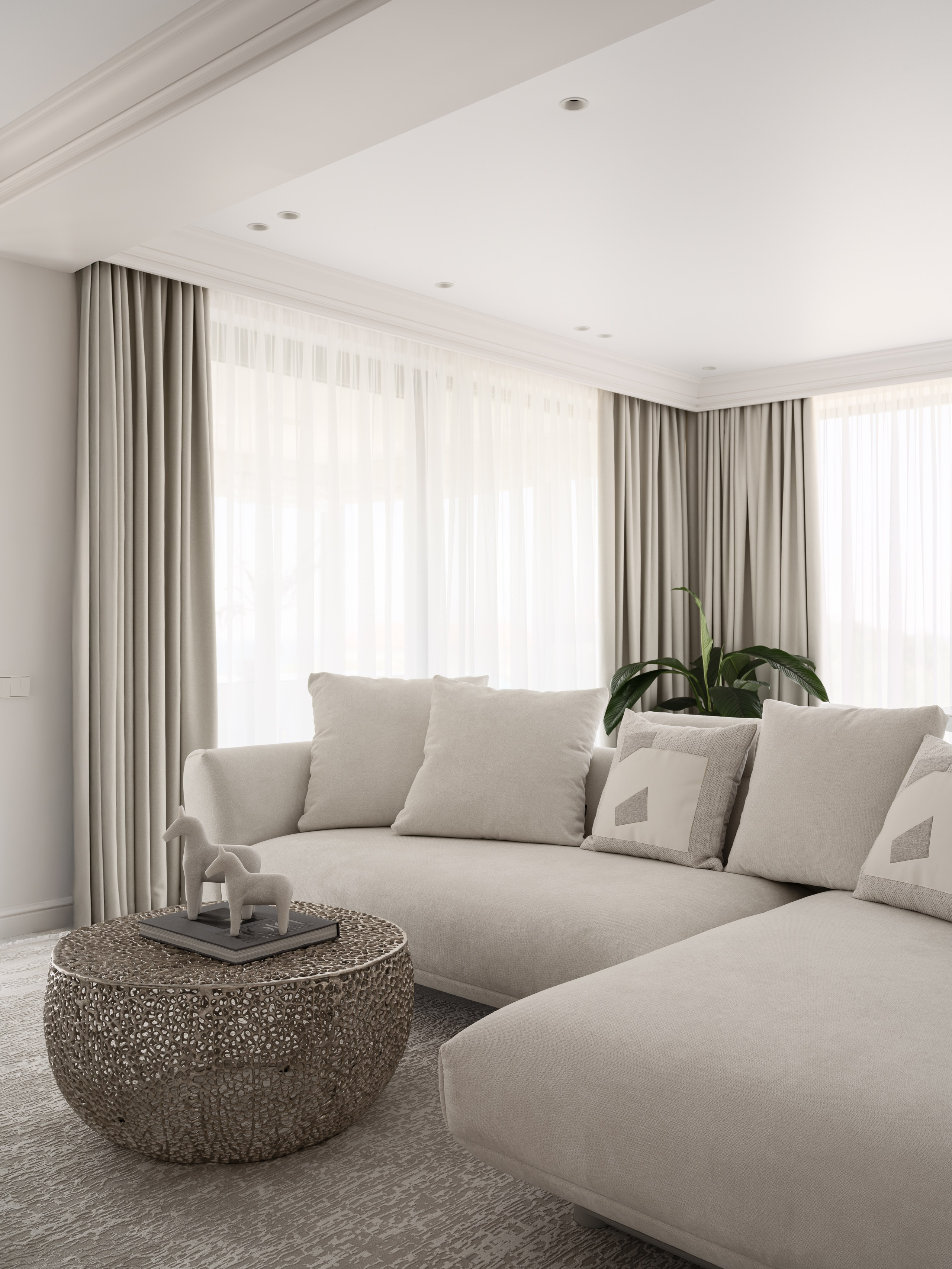 Современная гостиная с мягким светло-бежевым диваном, дизайнерским кофейным столиком с текстурной поверхностью и декором, приглушённое дневное освещение через лёгкие шторы — интерьер от дизайнера Алёны Боярской, стилист Наталья Якушева, фото Сергей Денисенко.