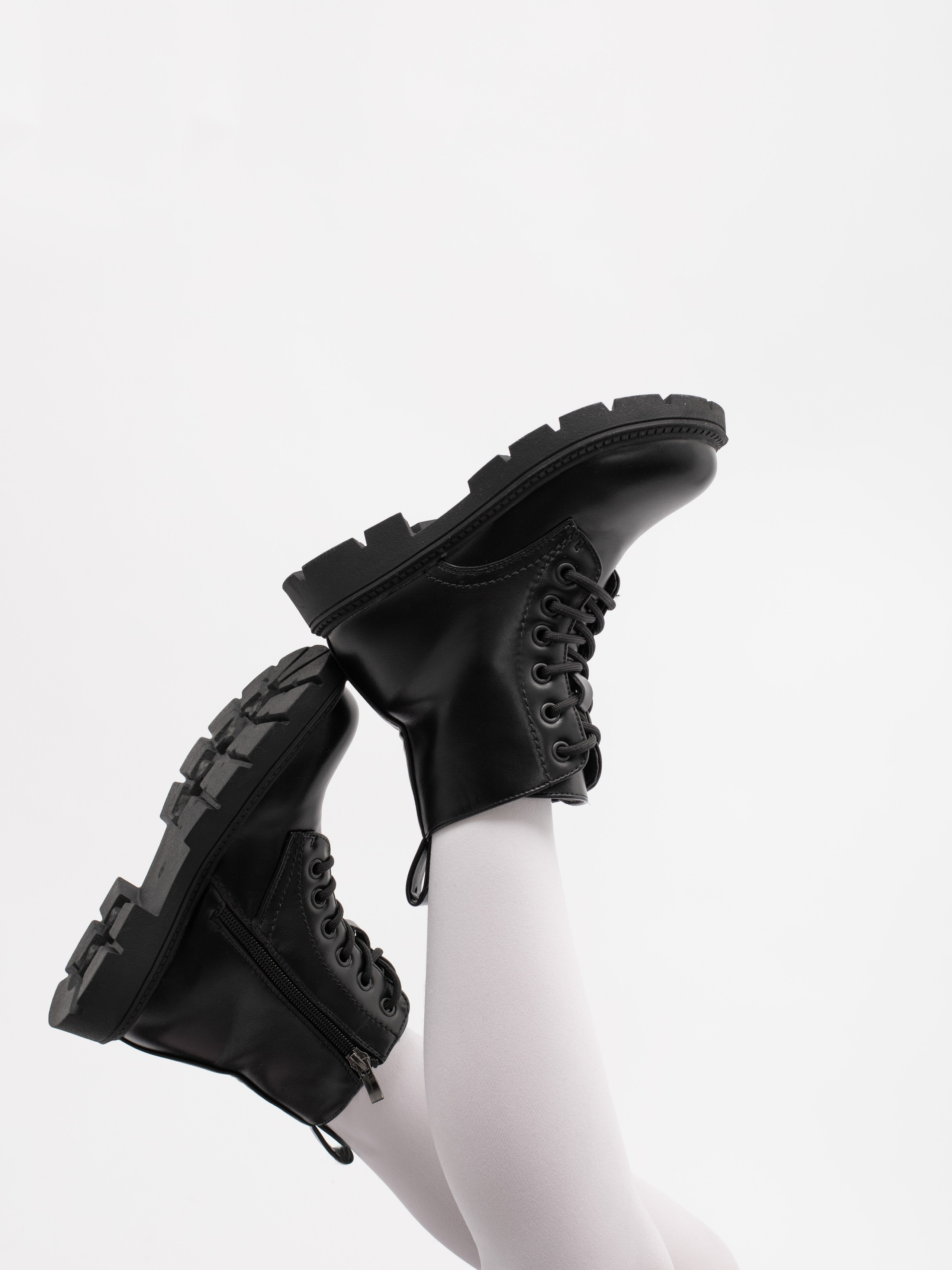 Ботинки для девочки. Фотостудия предметной и модельной съёмки для маркетплейсов