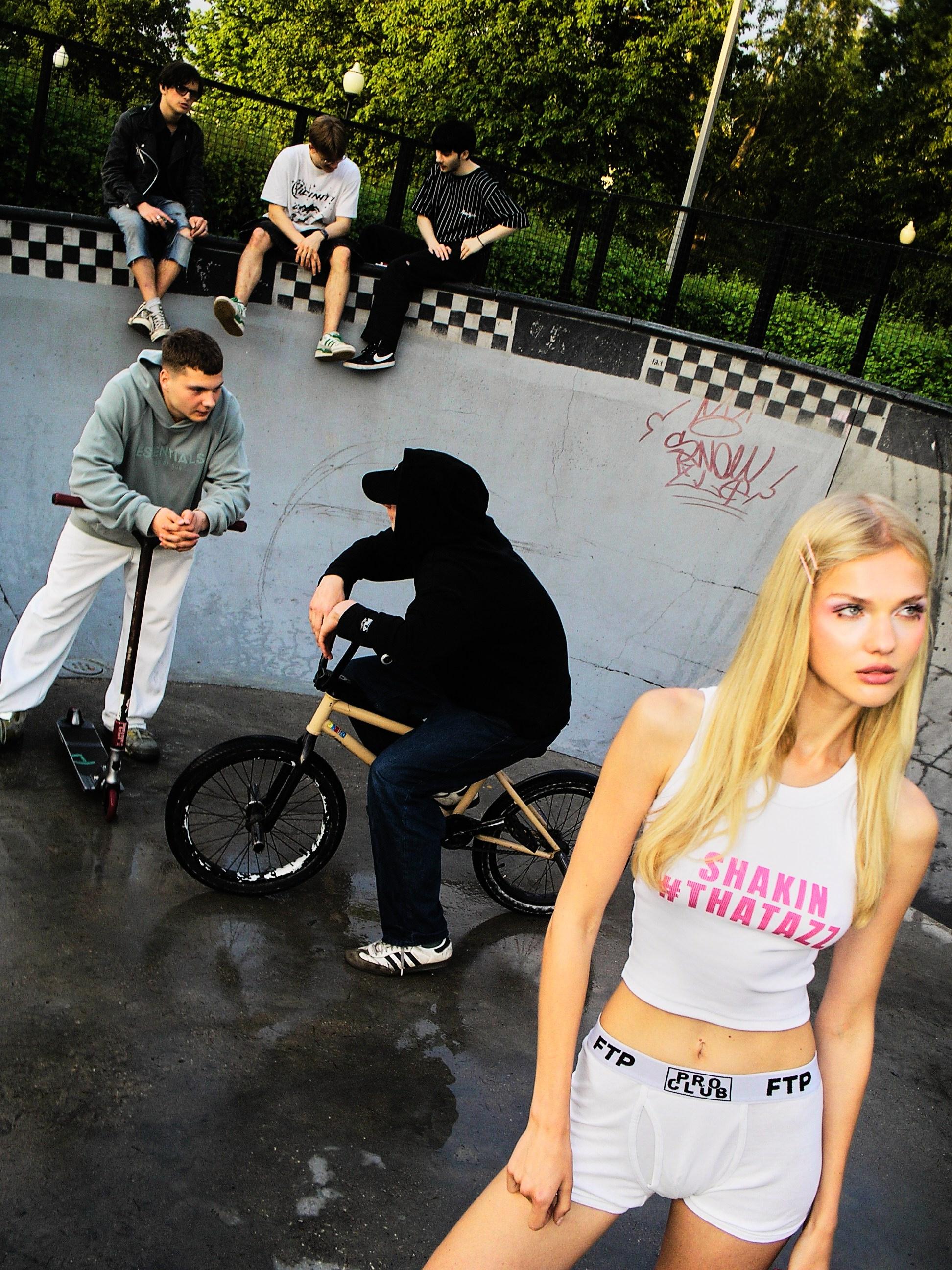 WHITE GIRL backstage for PAW. Main