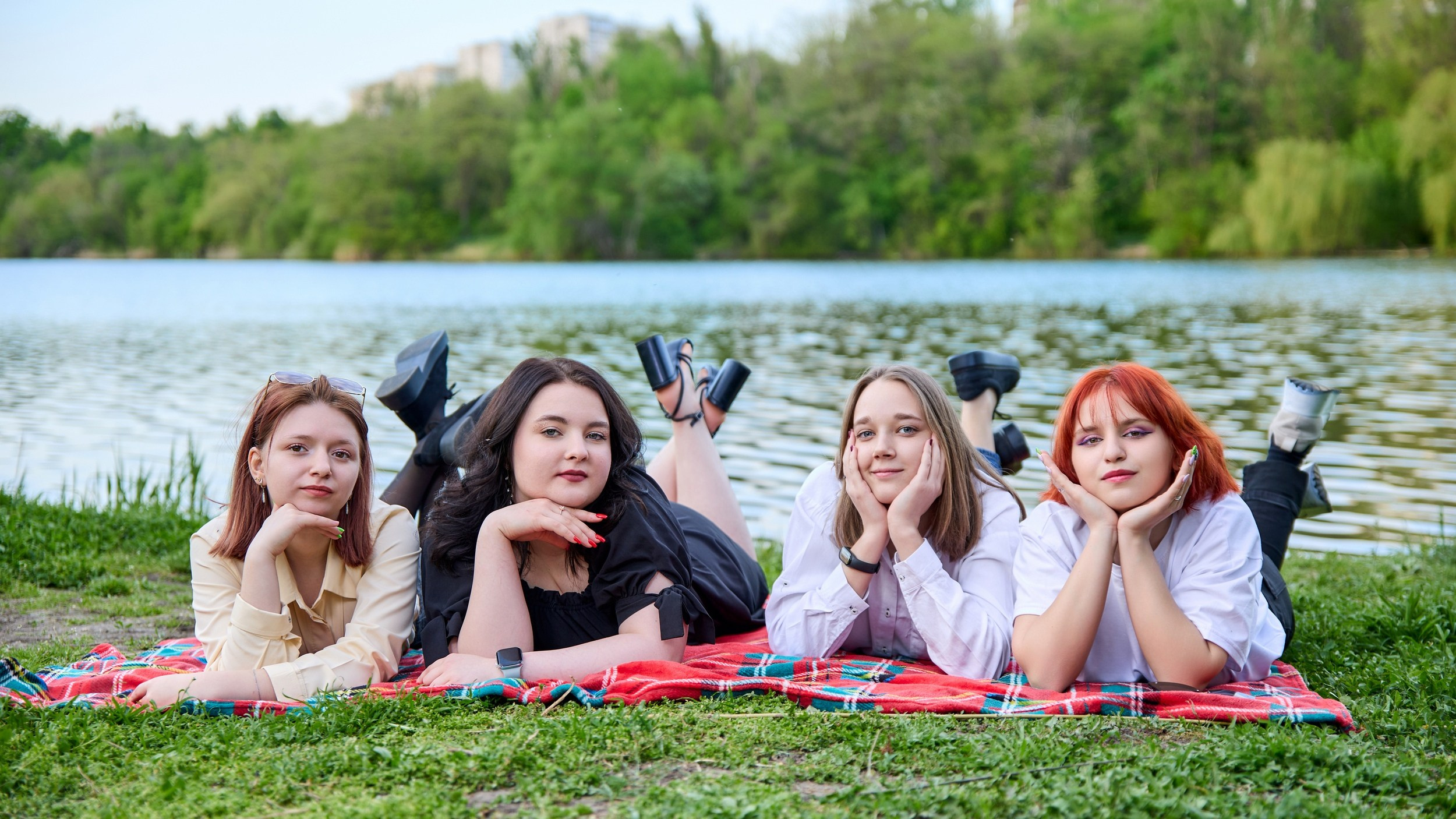 ШКОЛЬНИКИ. НАБЕРЕЖНАЯ. Фотограф Татаринов Андрей (Донецк / Макеевка)