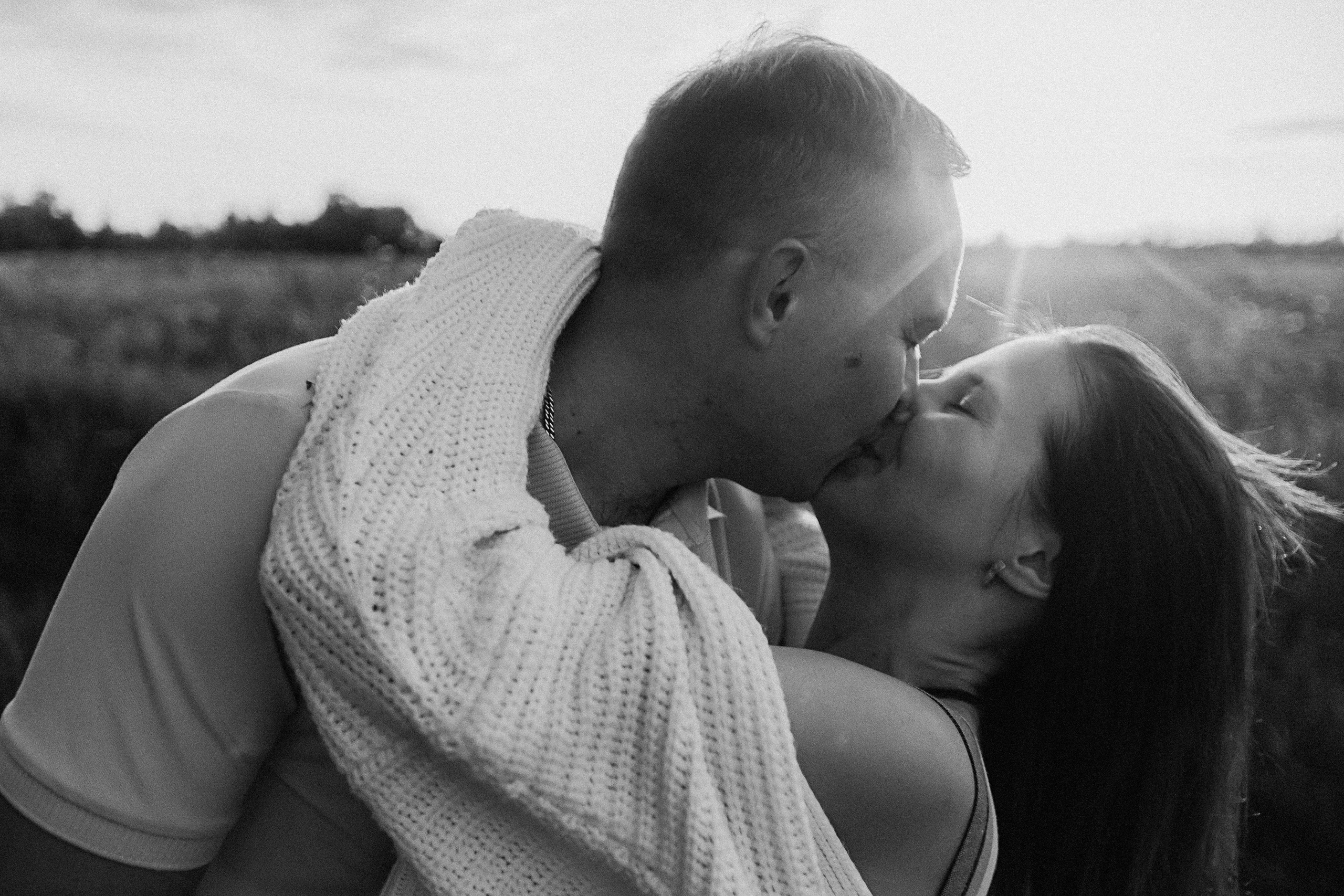 Поле love story на закате. Семейный фотограф Тюмень, фотограф на роды Салмина Мария