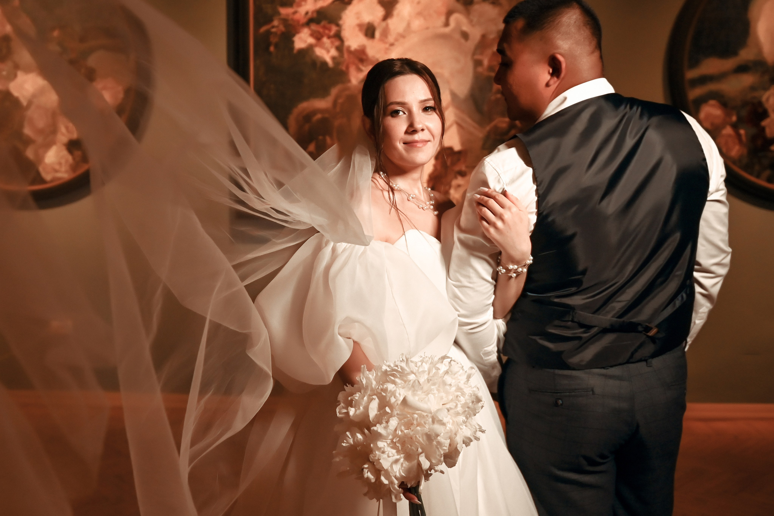 Небольшая свадебная серия в музее и прогулкой под дождем Эльмиры и Ризата. Свадебный, семейный, детский, контент фотограф в Омске Максим Ильин