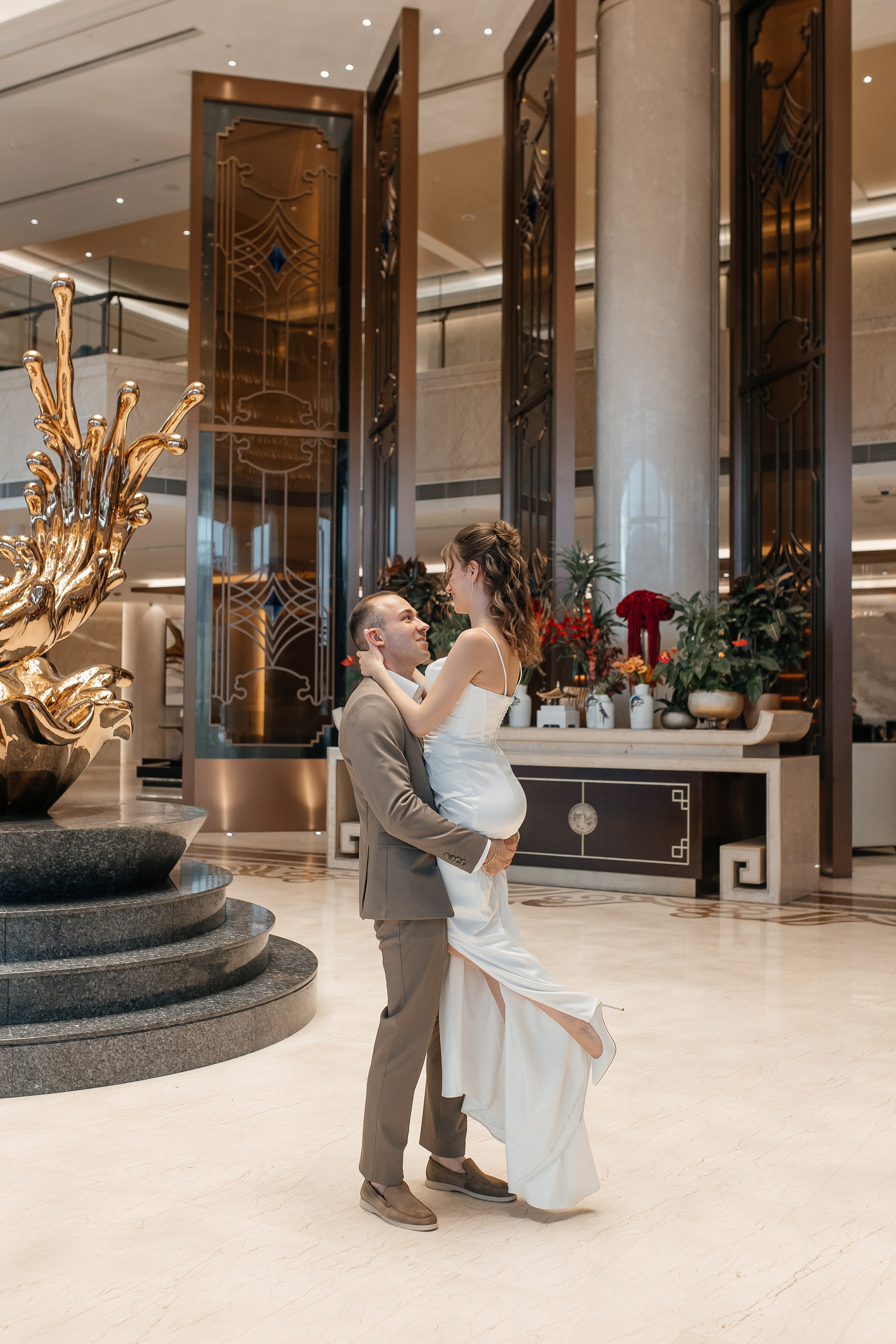 Свадебная фотосессия в холле отеля Солюкс в Москве