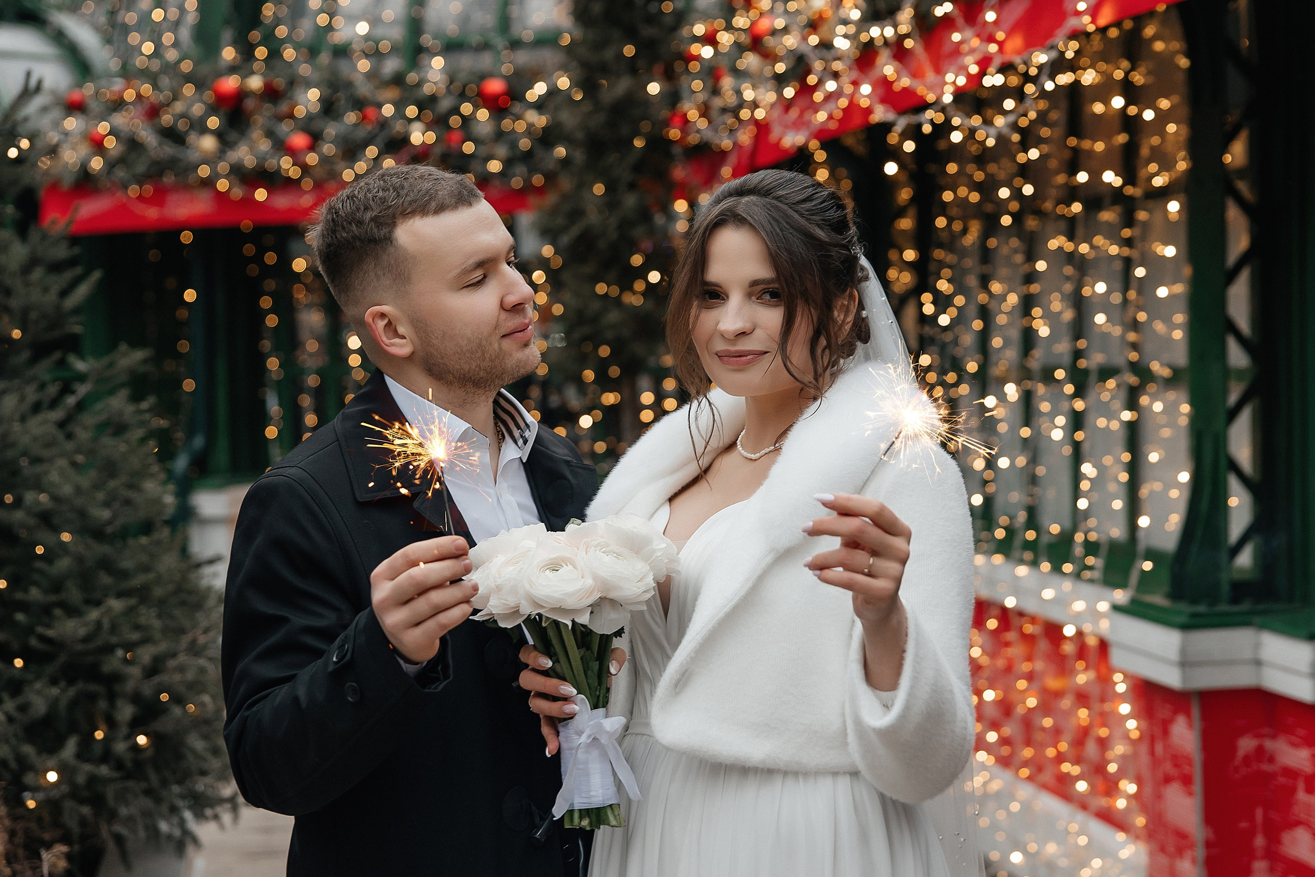 Свадебная прогулка зимой на Новогодней Ярмарке в Москве