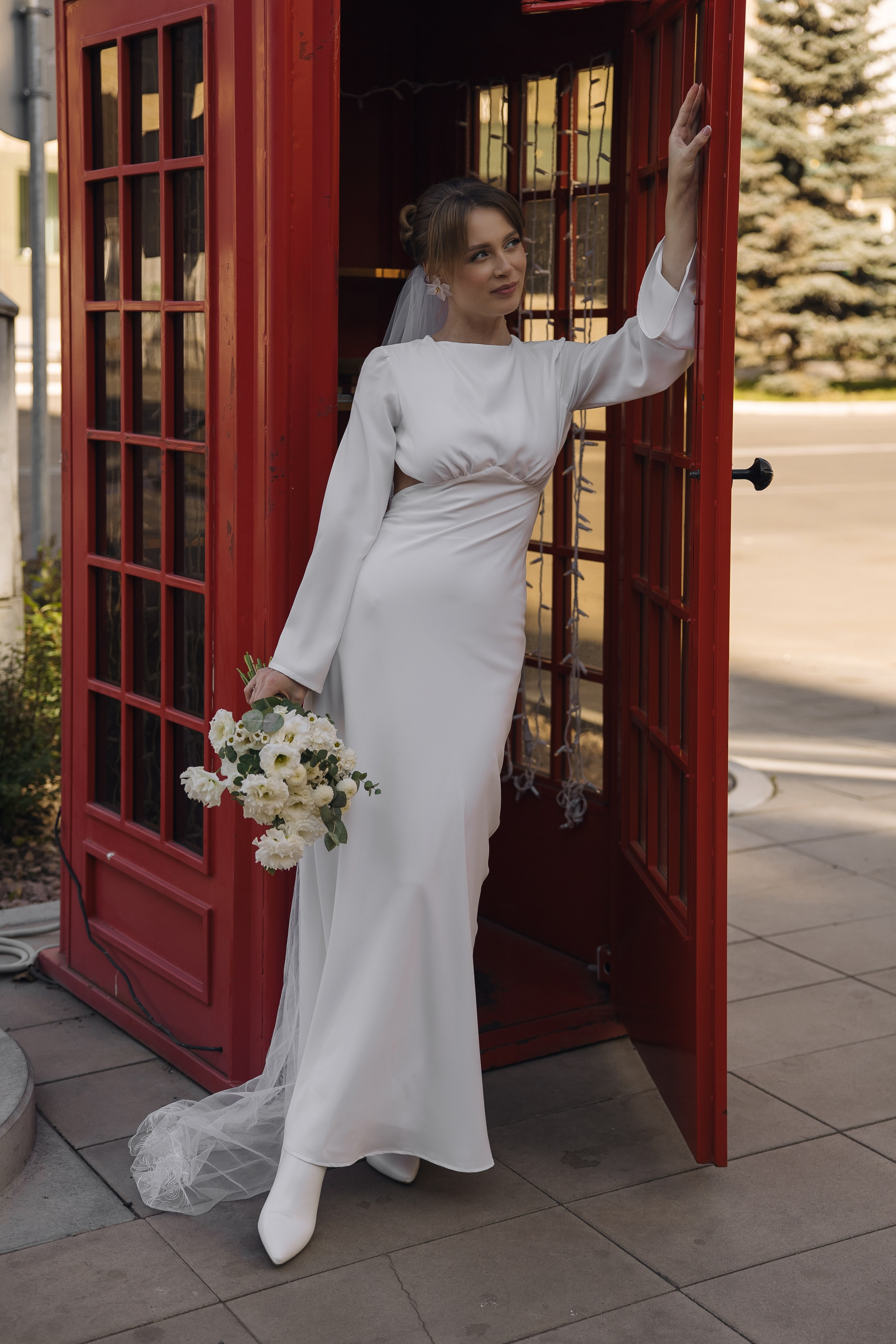 Невеста на фоне телефонной будки в Красноярске, необычные локации для съемки в Красноярске, ЖК Новоостровский Красноярск