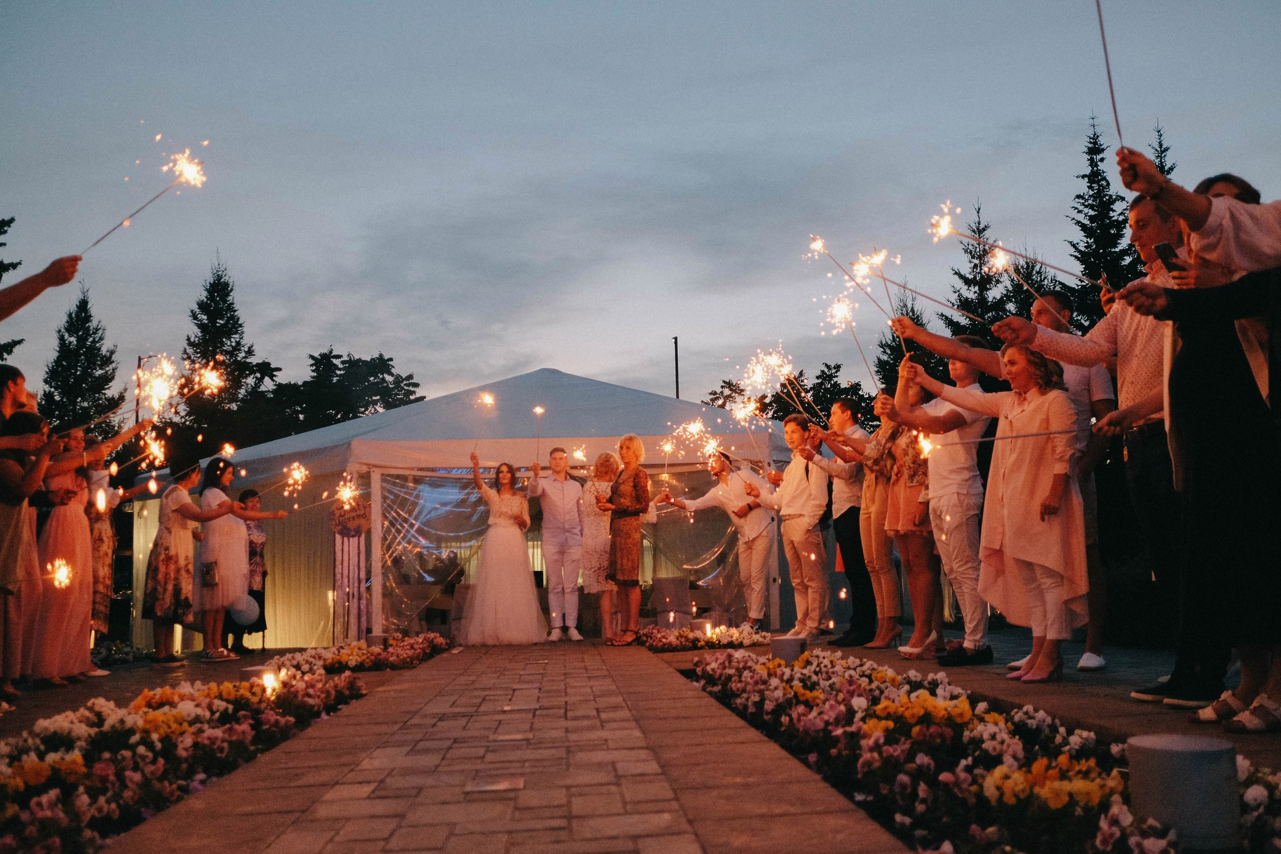 Завершение свадебного банкета и бенгальские огни