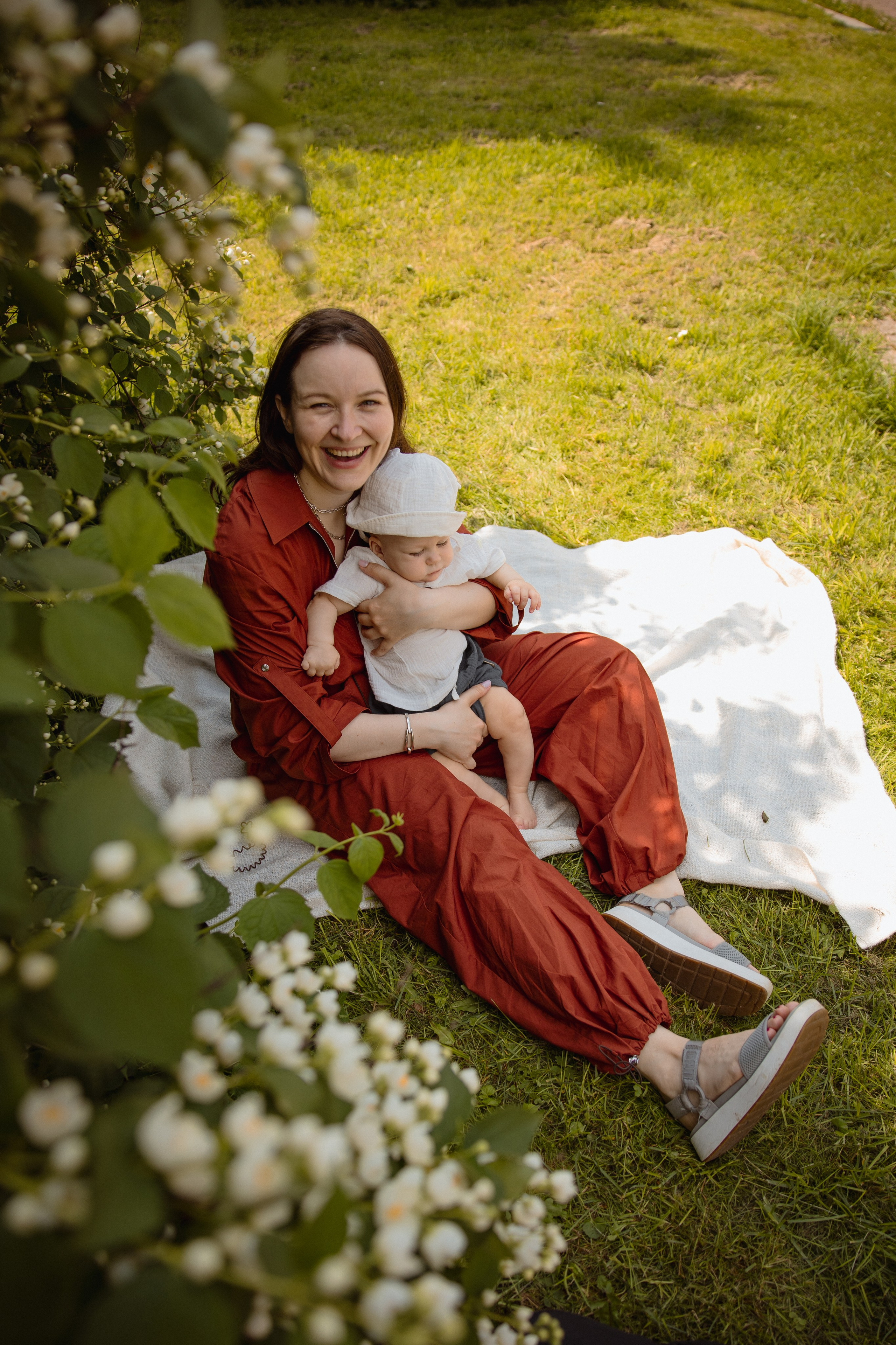 Настя с сыном у Alma-Mater. Ваш семейный newborn и lifestyle фотограф в СПБ Наталья Журавлева