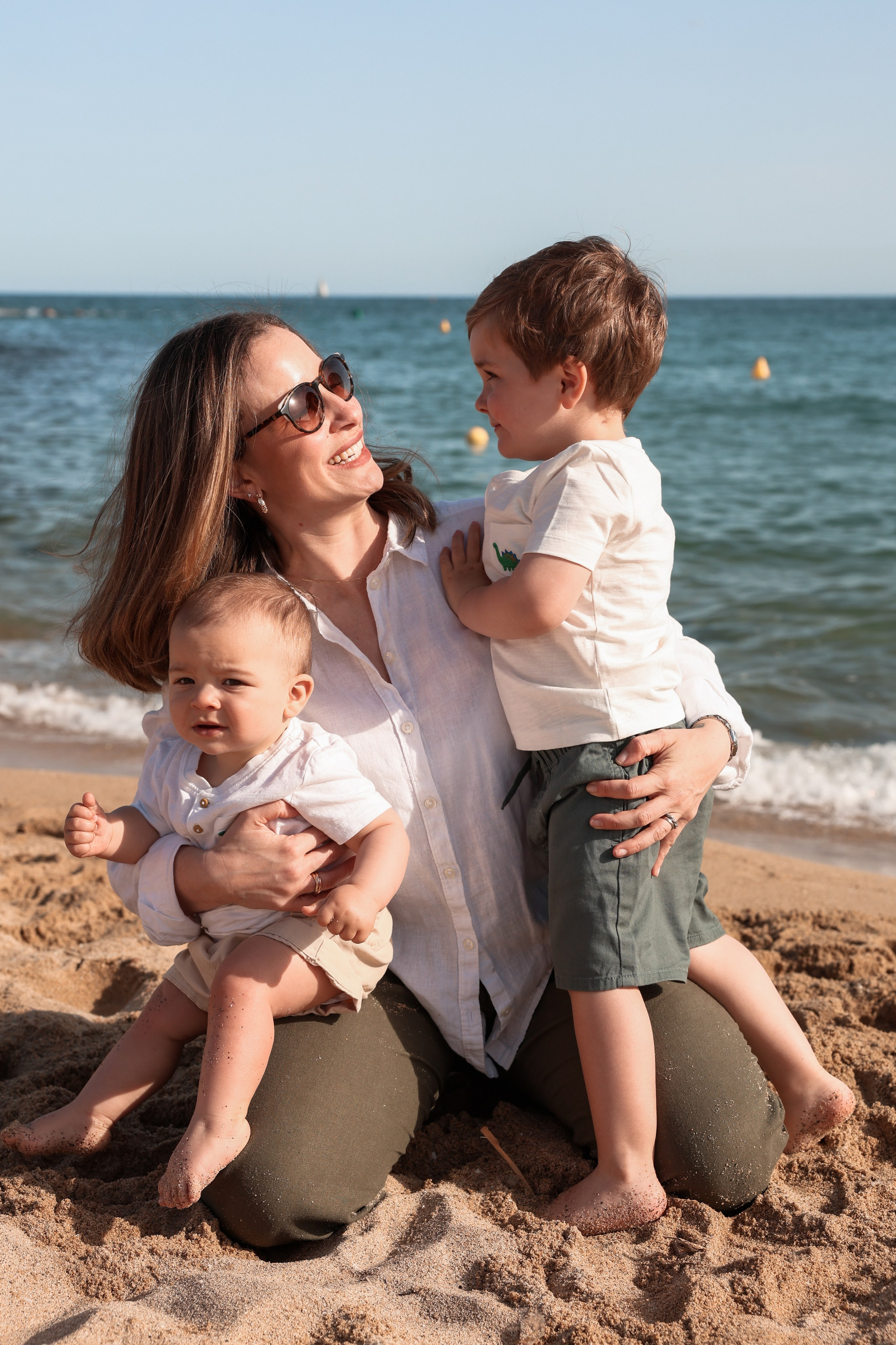 Family pizza at the sea. Natalia Zhuravleva|family, newborn, maternity photographer in Barcelona