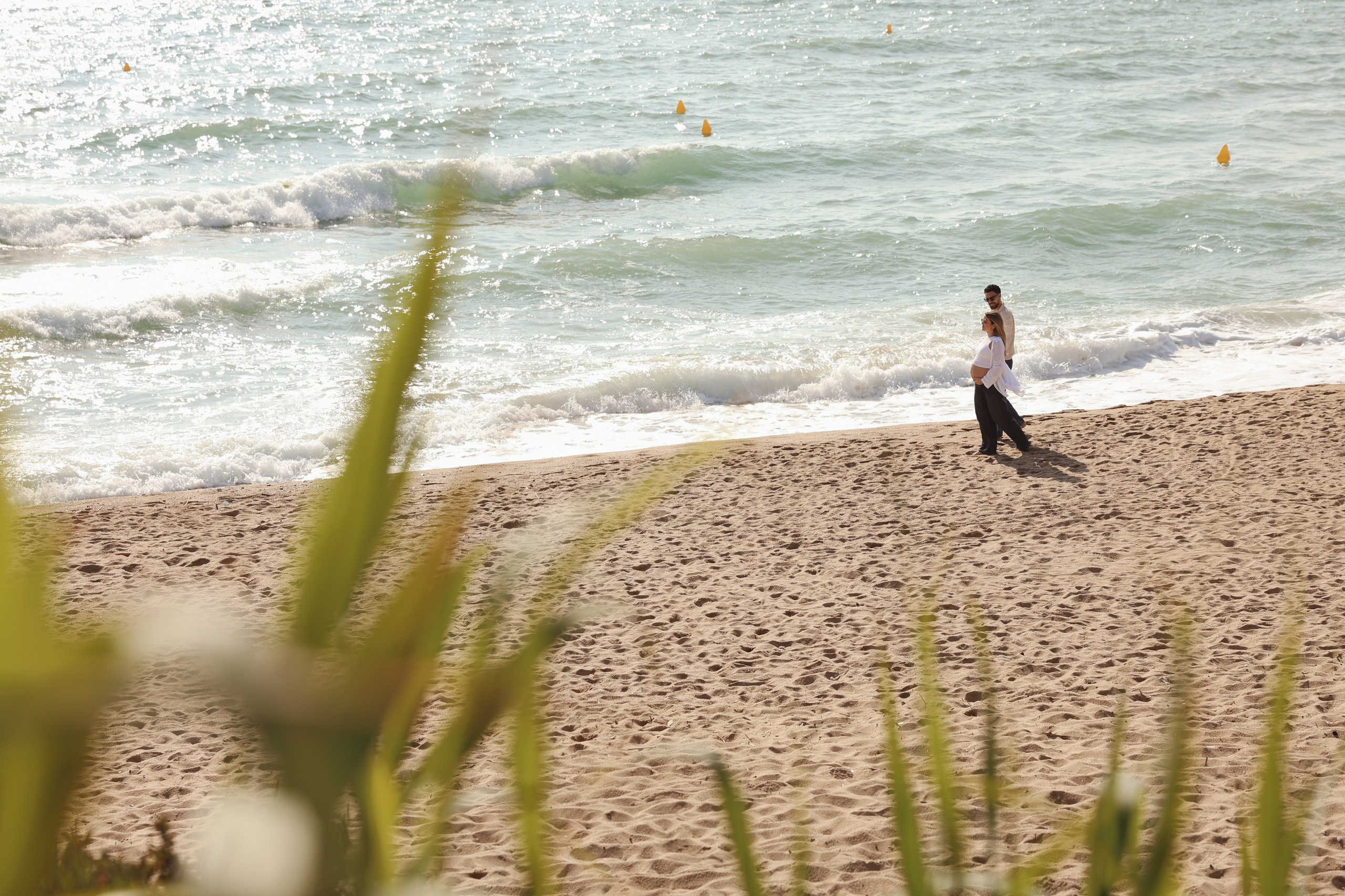 Sunny morning at the sea. Natalia Zhuravleva|family, newborn, maternity photographer in Barcelona