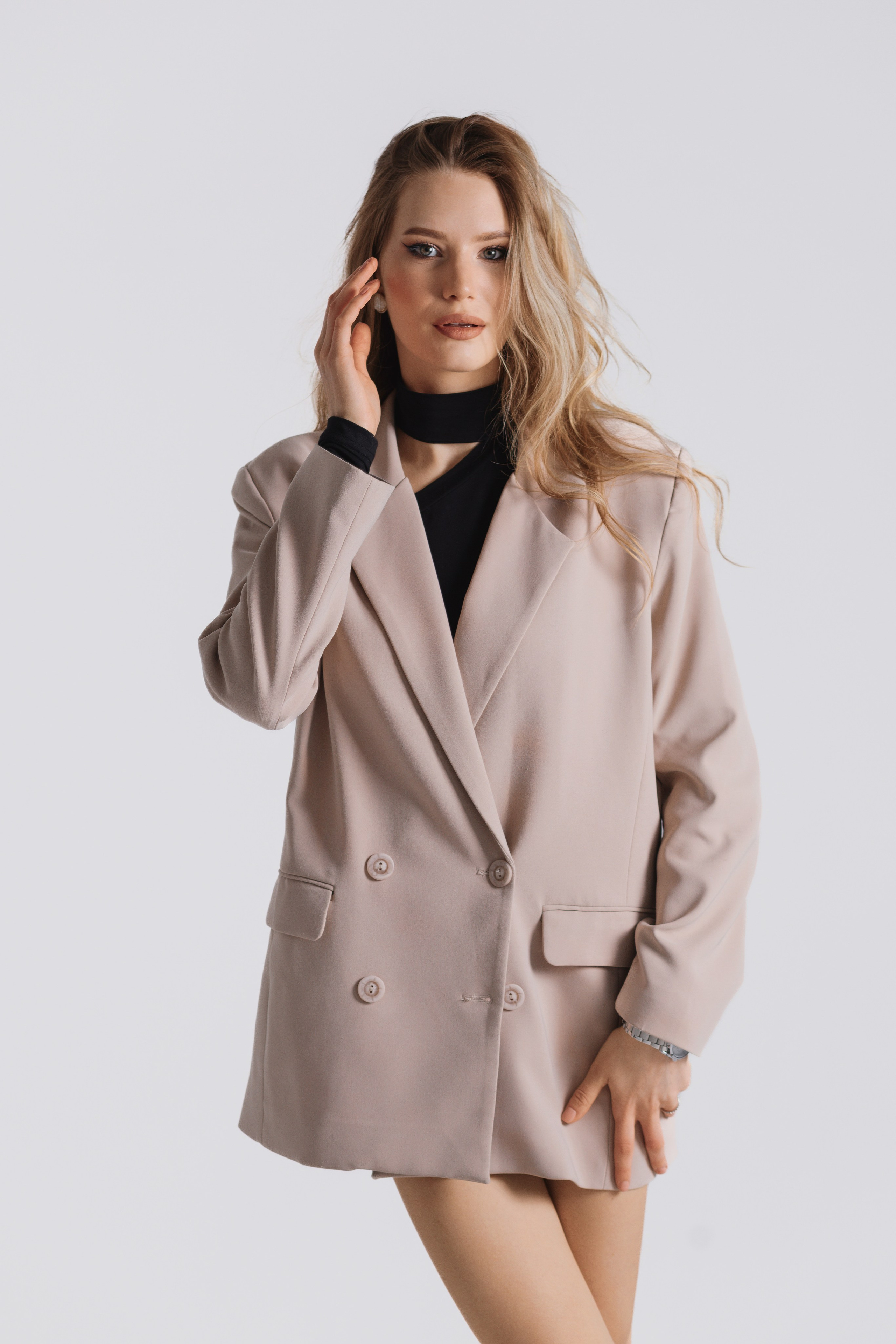 Девушка в светлом пиджаке