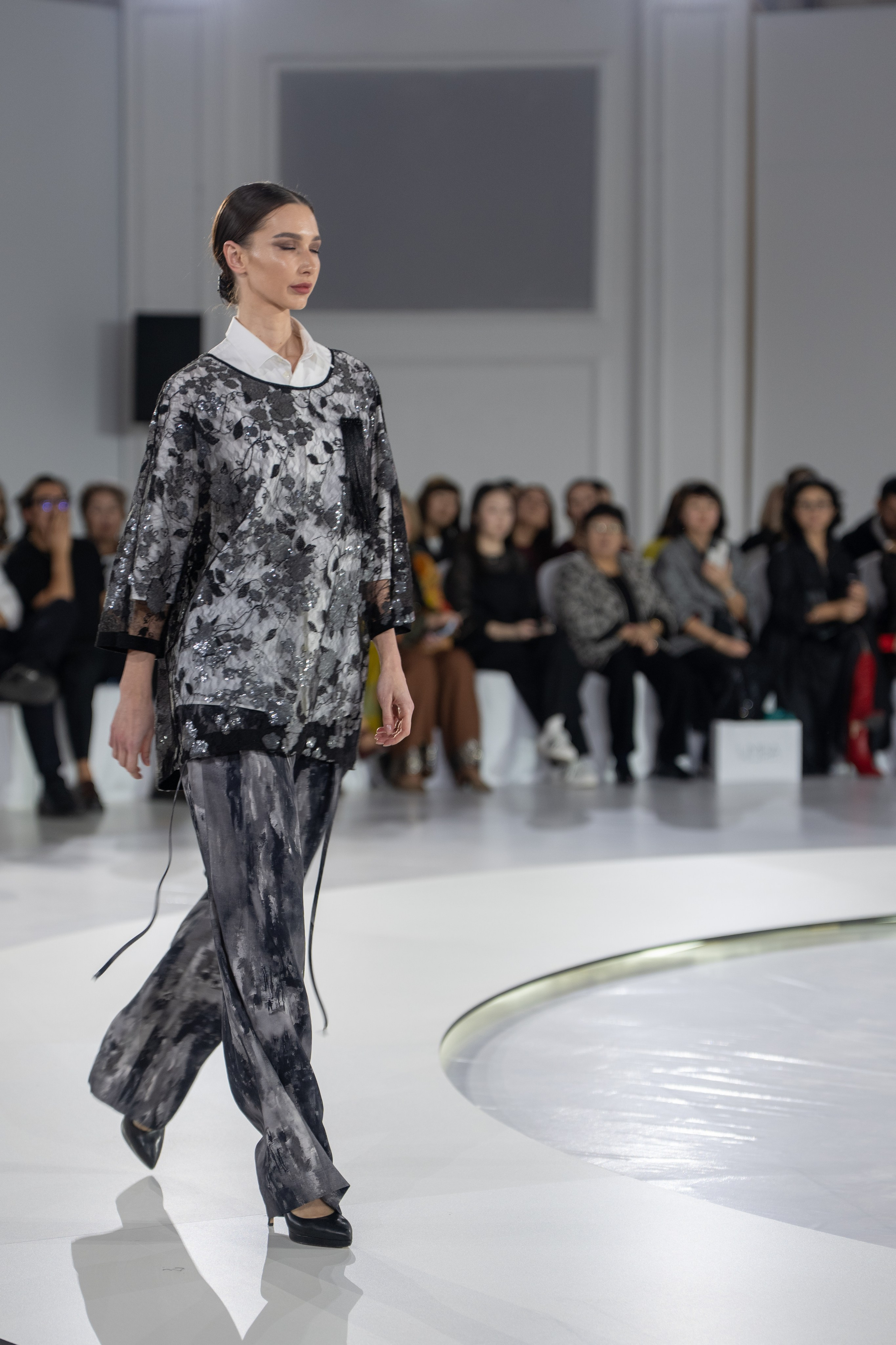 Дизайнер Yerlan Zholdas bek. Сайт Алматинского НЮ АРТ, будуар и фэшн фотографа Дениса Карпенко