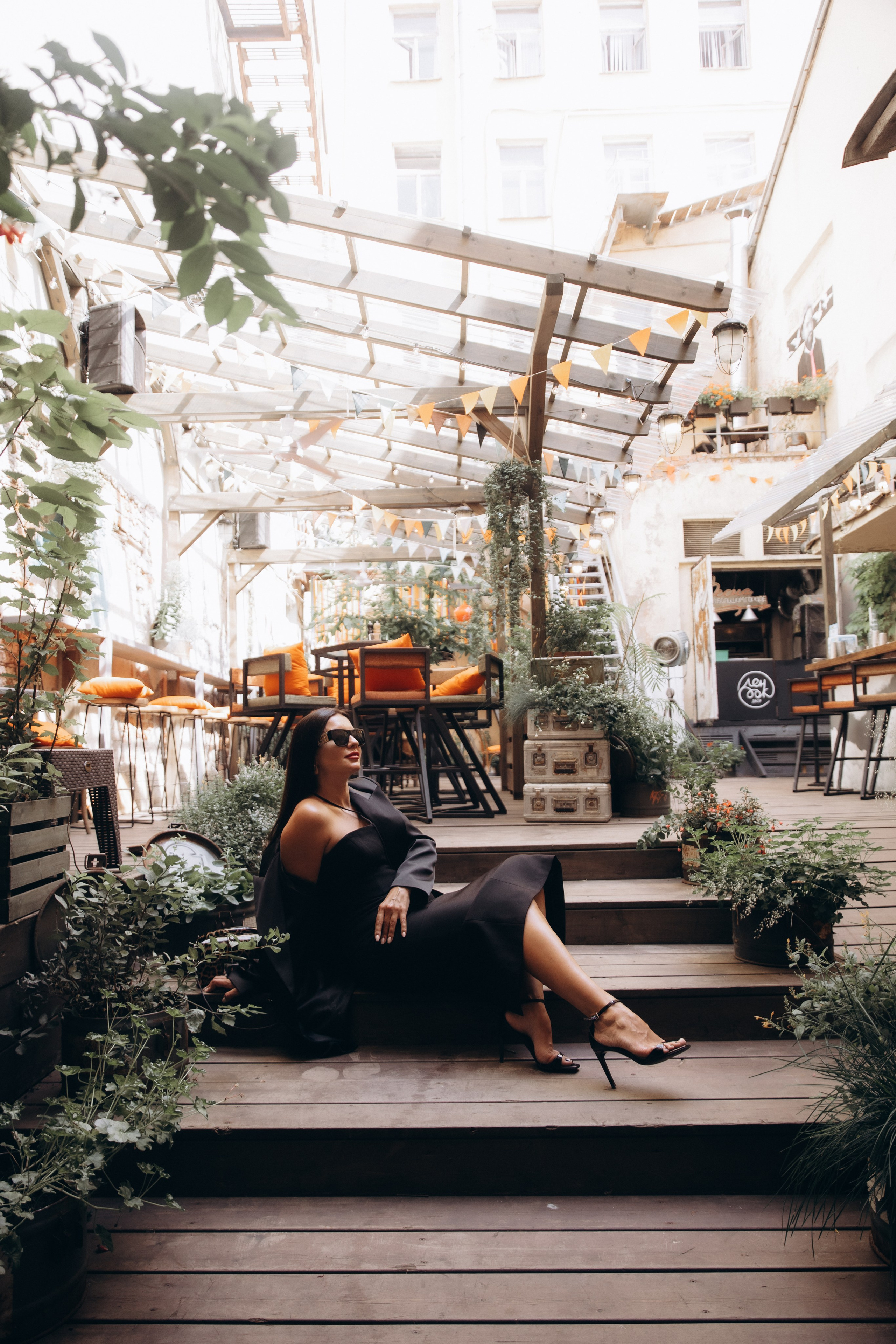 Ольга, прогулка по Фонтанке и фотосессия в парадной Ромашка. Фотограф в Санкт-Петербурге Разиля Идиятуллина