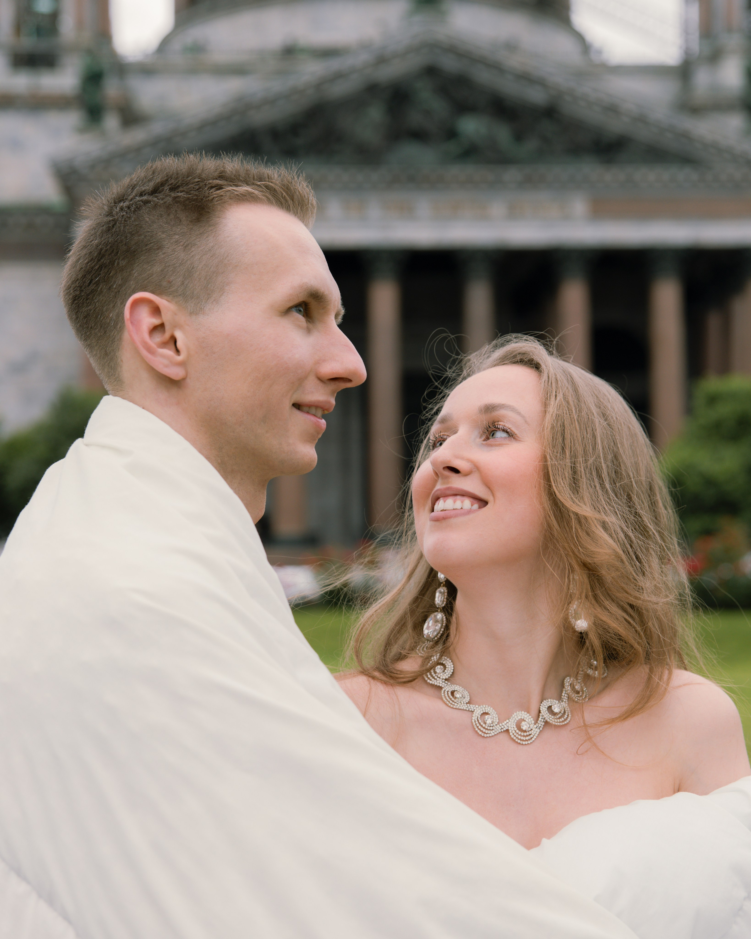 Лавстори прогулка в одеялах по ночному городу летом в Санкт-Петербурге. Фотограф в Санкт-Петербурге Вагнер Юлия