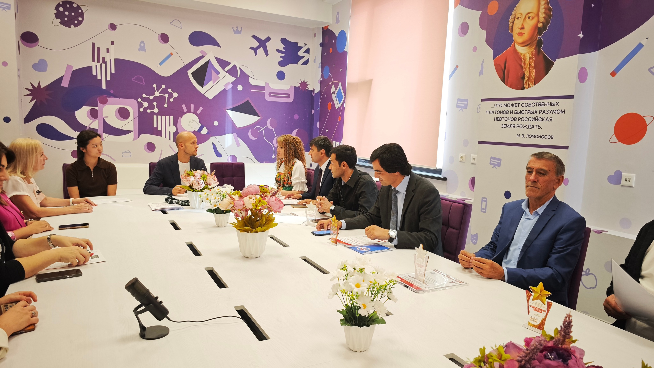 1 ноября 2025 г, г. Бохтар, Таджикистан. Золотое яблочко