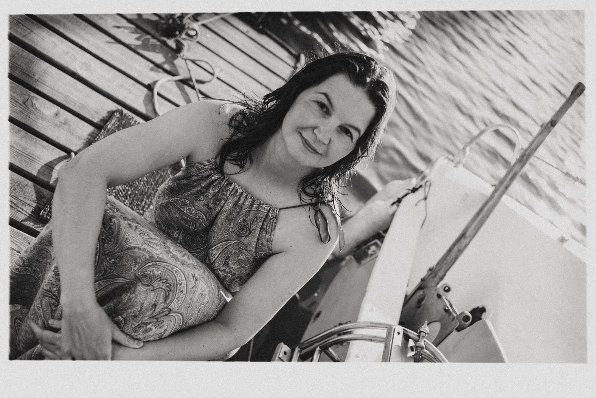 Креативная фотосессия на деревянном пирсе у воды, использование канатов как декора