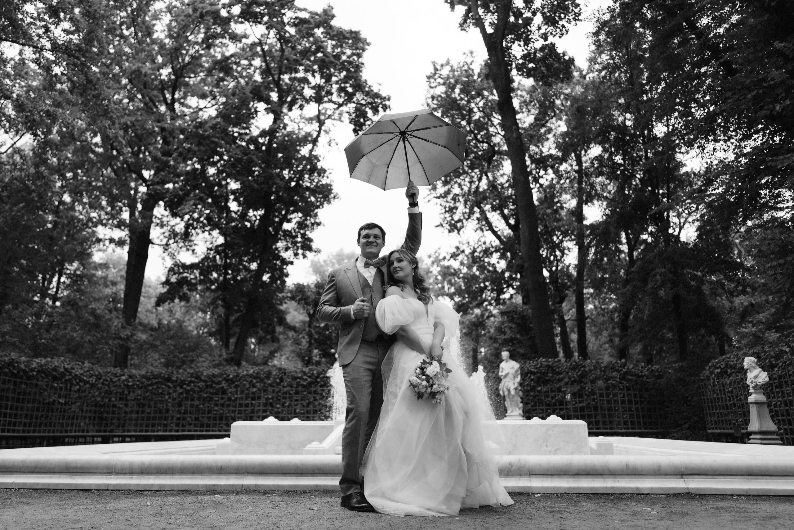 Чёрно-белая фотография пары у фонтана в Летнем саду