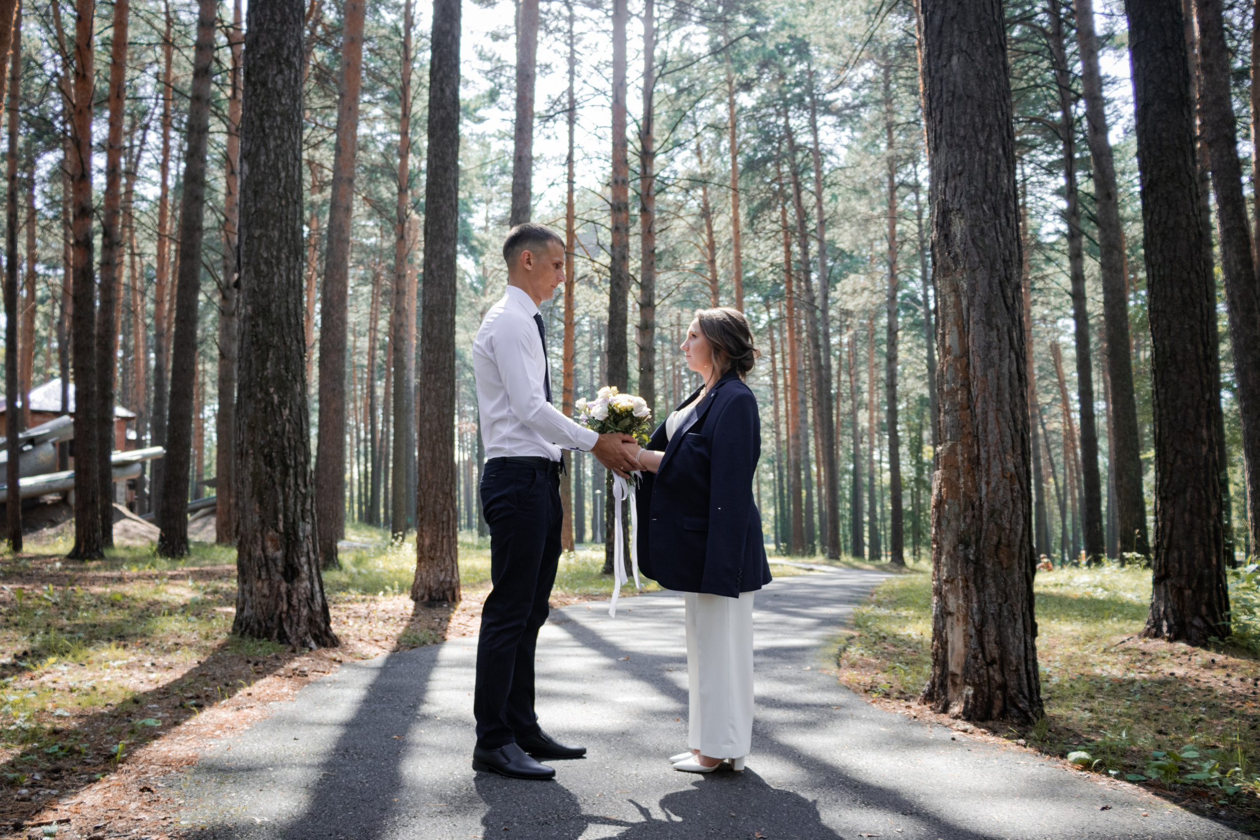 Свадебная прогулочная фотосессия невесты и жениха в городе Северск и Томск