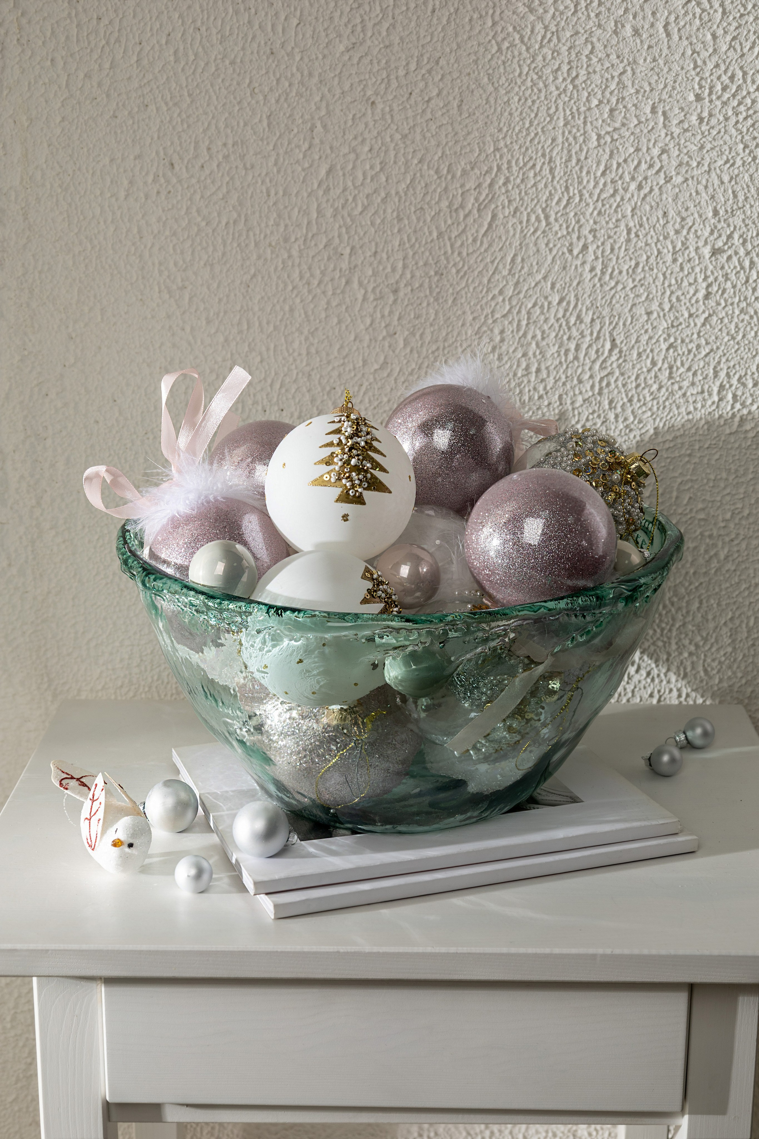 Новогодняя ваза: стеклянный декор с шарами и шишками | Контент для каталога посуды